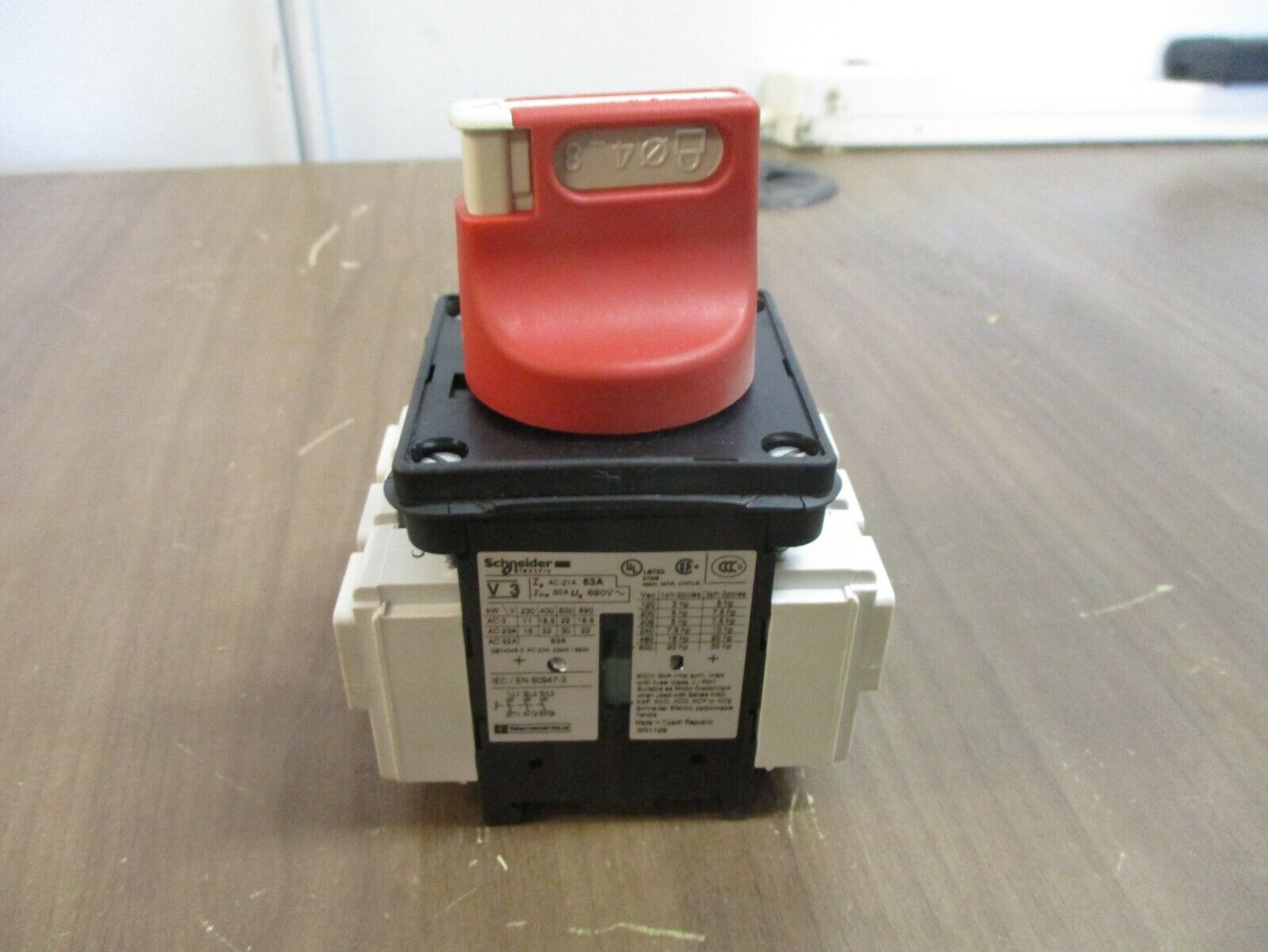 Schneider Electric Disconnect Switch V3 30HP 600V Used