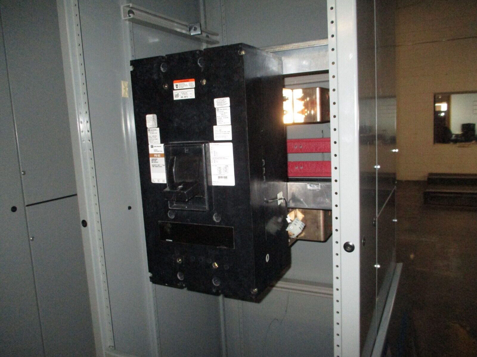 Cutler-Hammer Enclosed DC Circuit Breaker 1369D04G02 2000A 600VDC Used