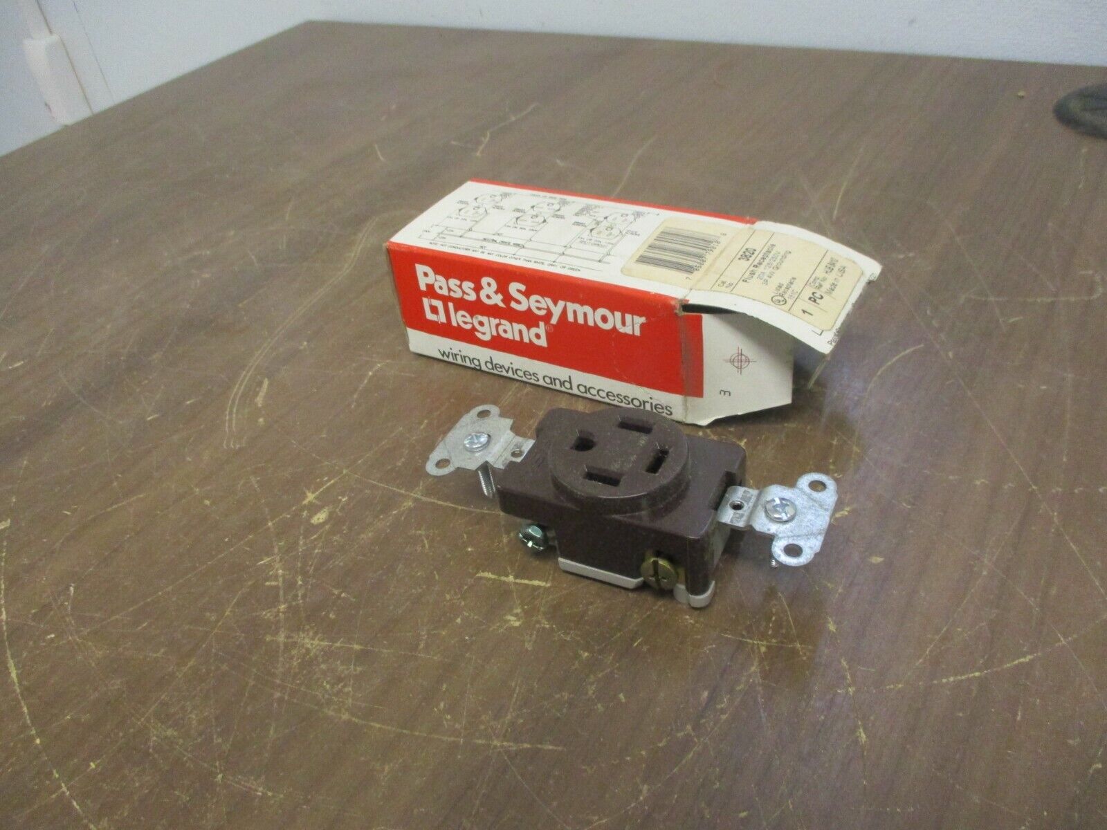 Pass &  Seymour Legrand Flush Receptacle 3820 20A 125/250V 3P 4W New Surplus