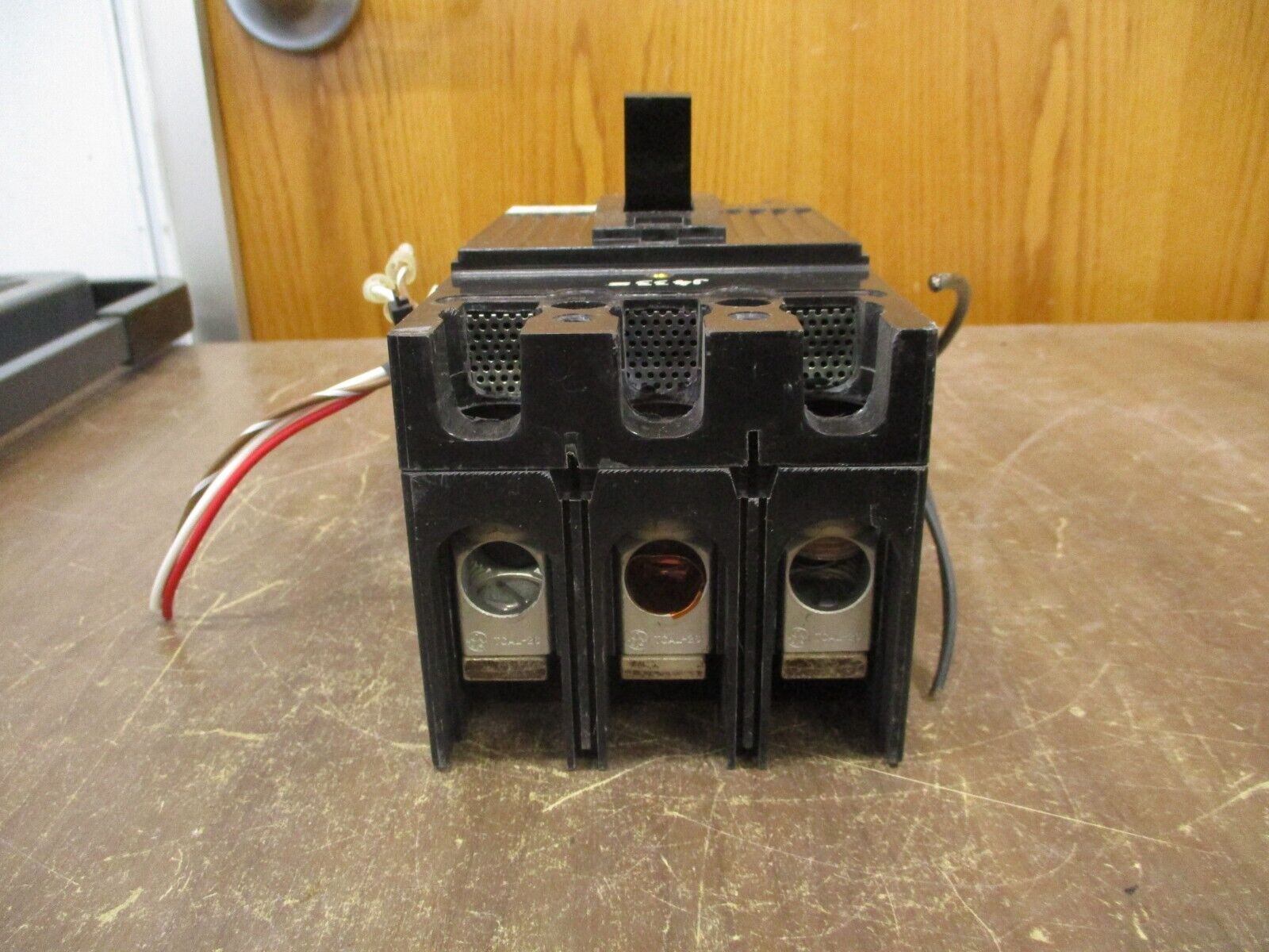 GE Circuit Breaker TFJ236225 225A 600V 3P *Missing (2) Lugs* Used