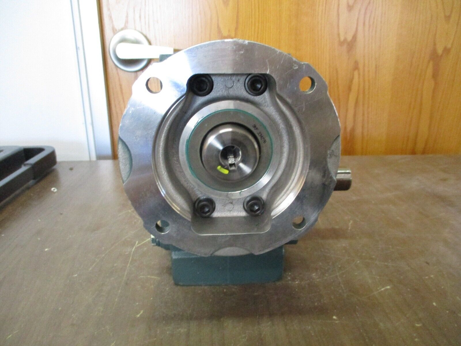 Right Angle Reducer 26Q25R56 Ratio 25:1 2.26HP In 1677 LB-In Torque Out Used