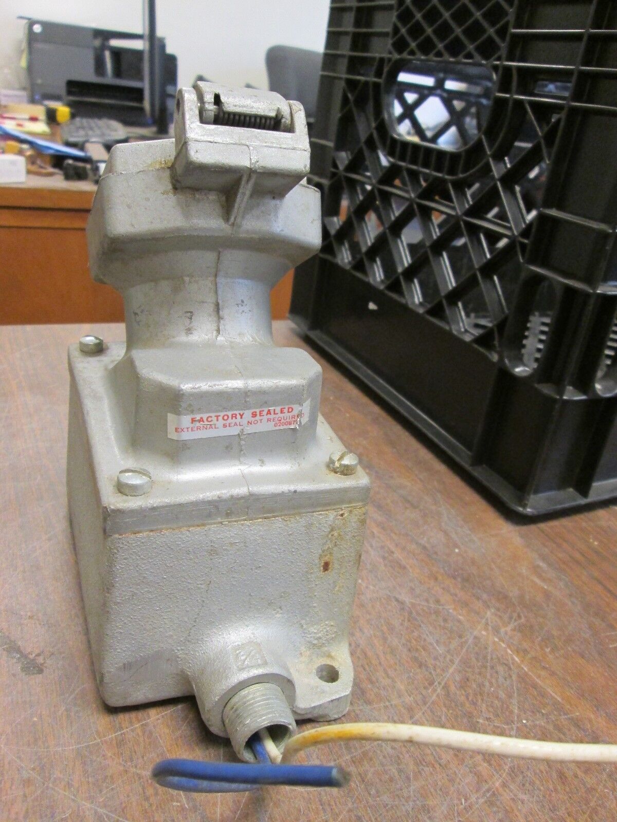 Crouse-Hinds Receptacle w/ Base CPS152R 20A 125-250VAC 2W 3P Used