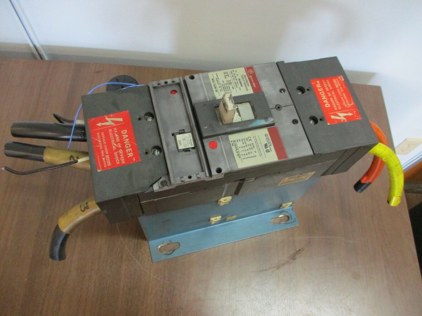 GE, Spectra RMS Mag-Break circuit breaker, part#:SGLA36AI0400, 250A plug, 600V