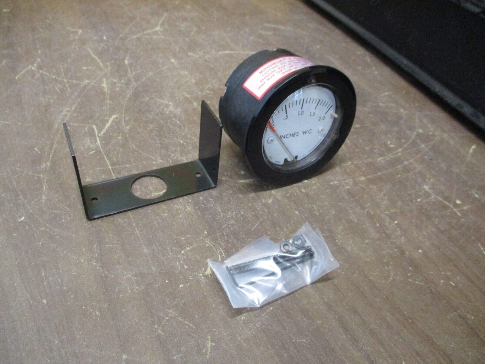 Dwyer Minihelic Pressure Gauge 2-5002 Range: 0-2" WC New Surplus