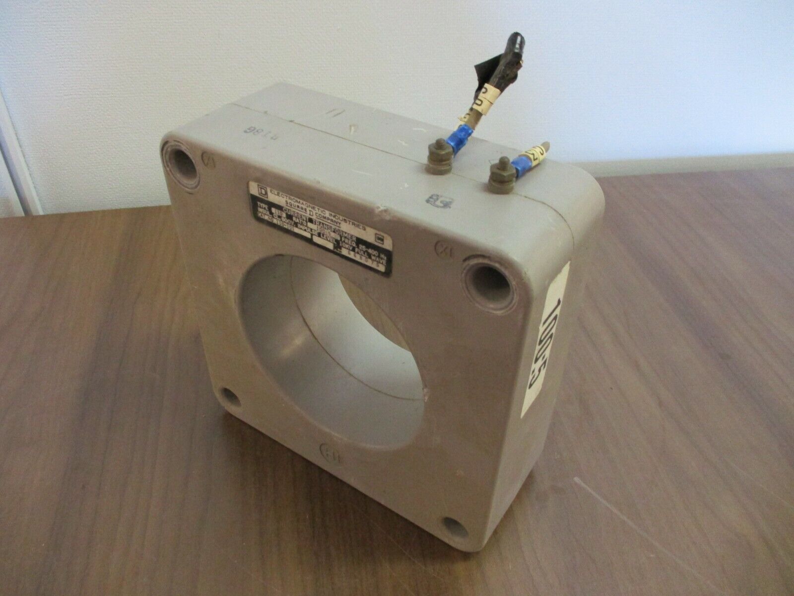 Square D, Current Transformer, part #: 110-101, ratio 100:5A, 600V, 25-400Hz, us