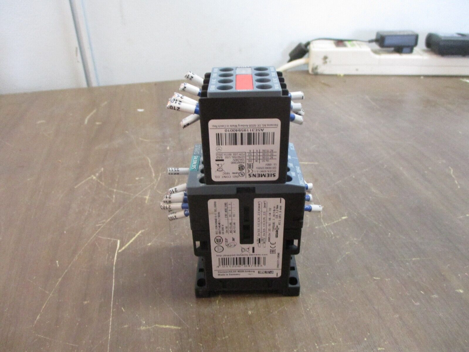 Siemens Sirius Contactor 3RH2271-1BB40 24VDC Coil w/ Aux Contact Block Used