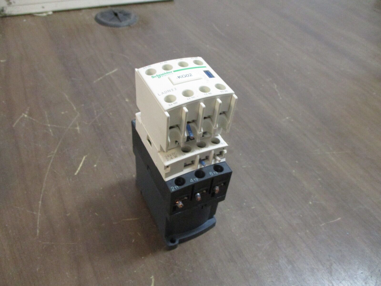 Schneider Electric Contactor LC1D18 BL 24VDC Coil w/ Aux Contact Block Used