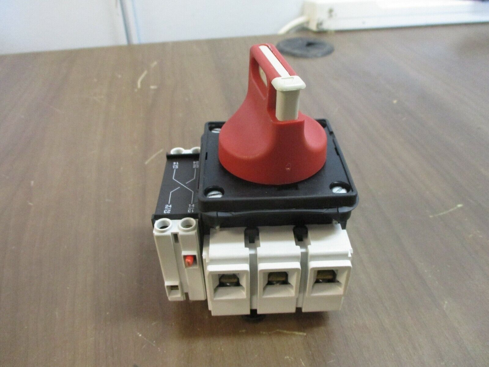 Schneider Electric Disconnect Switch V3 30HP 600V Used