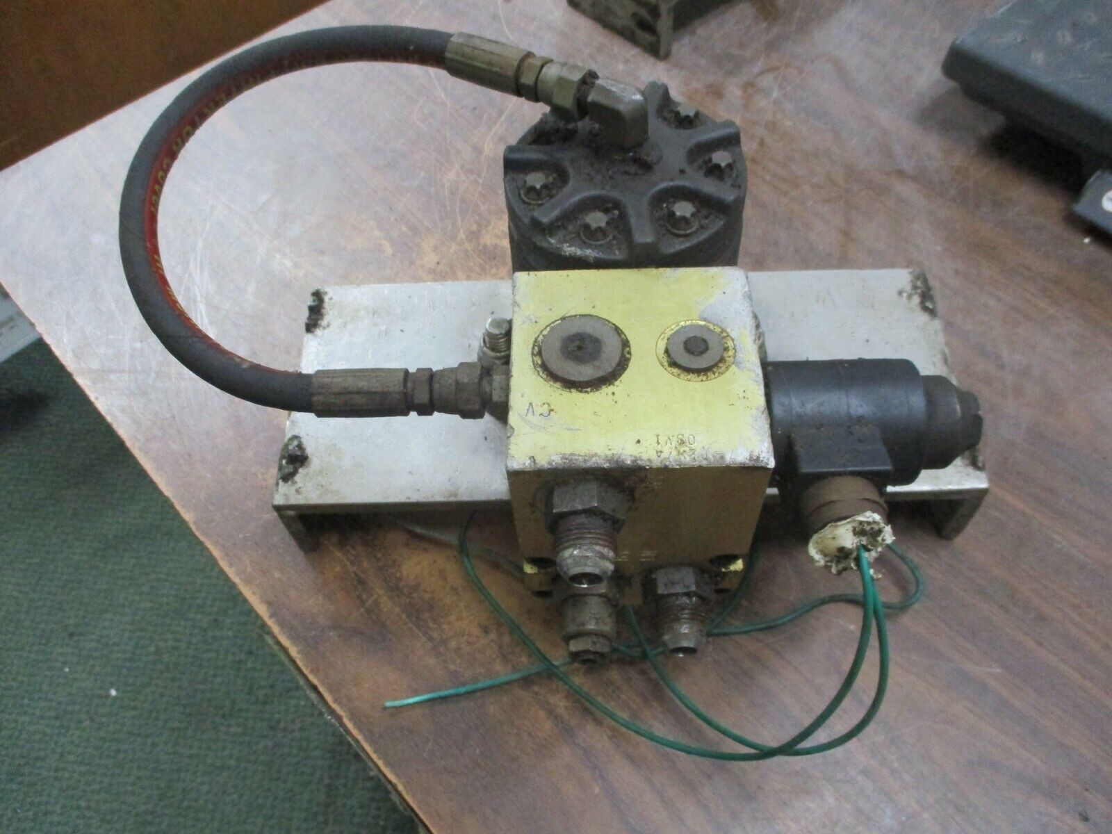 Eaton Char-Lynn Hydraulic Motor 158-400-001 Displacement: 2.2 Cubic In Per Rev.