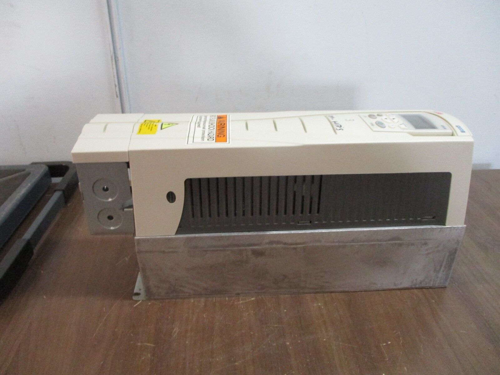 ABB ACH550 AC Drive ACH550-UH-024A-2 7.5HP w/ Keypad Used