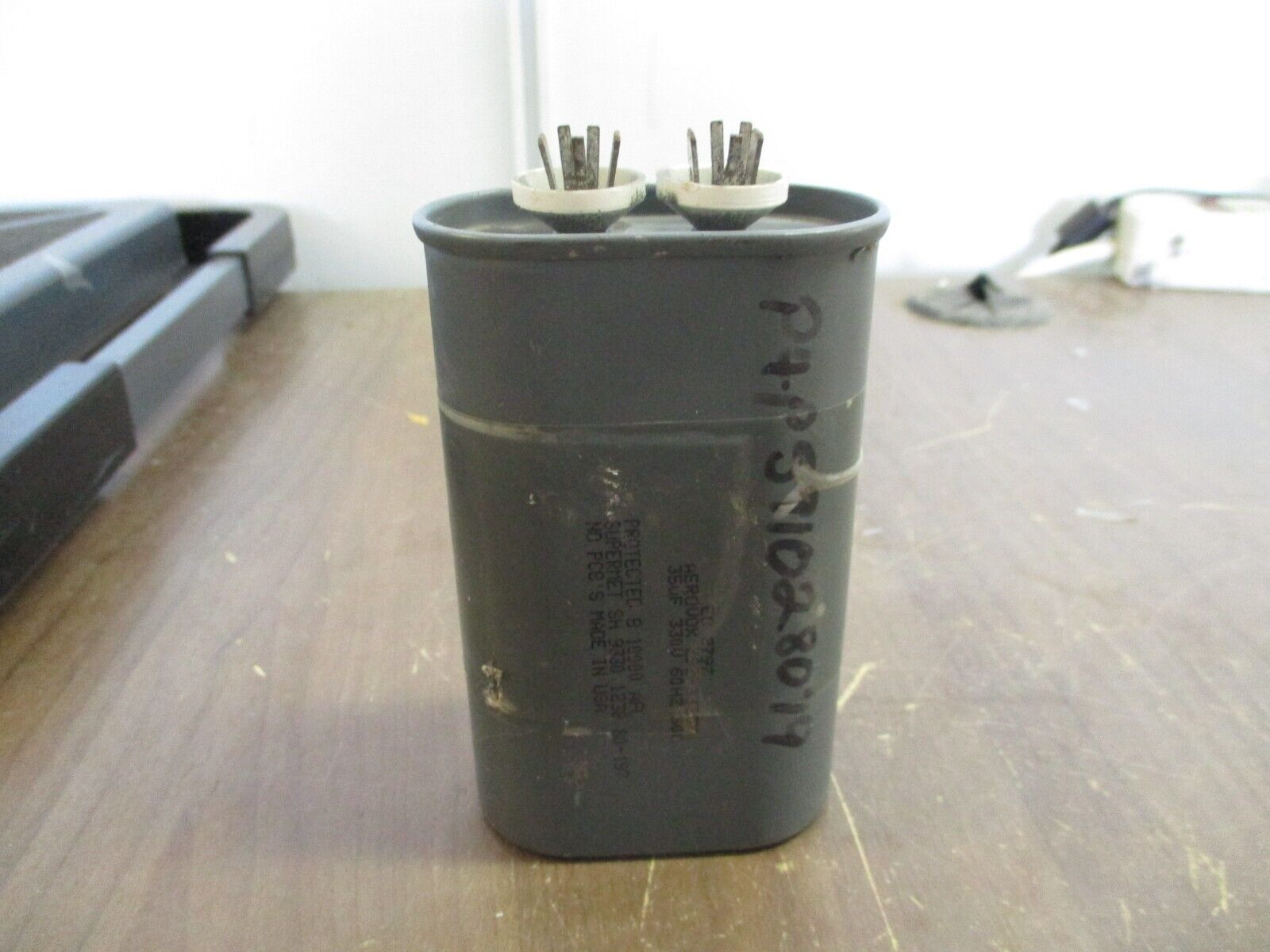 Aerovox Capacitor Z92P3335M 35uF 330V 60Hz Used