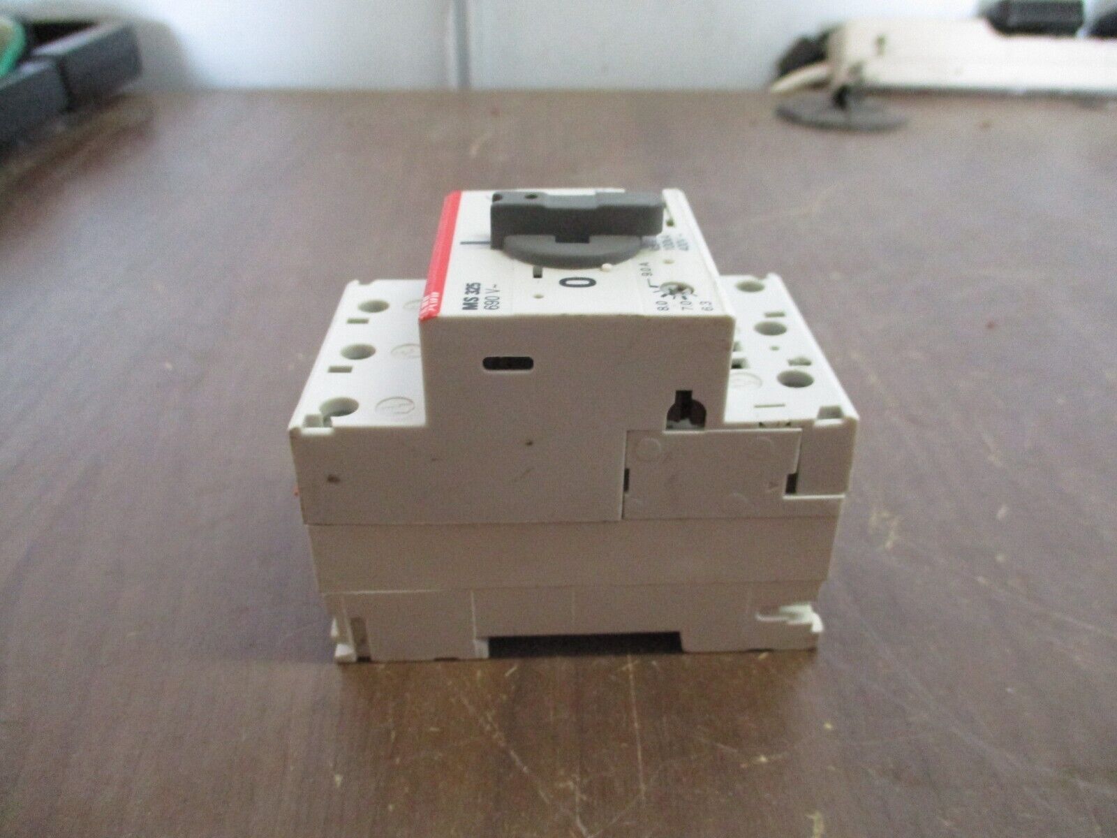 ABB Manual Starter MS 325 Trip: 6.3-9.0 A 600V *Chipped* Used