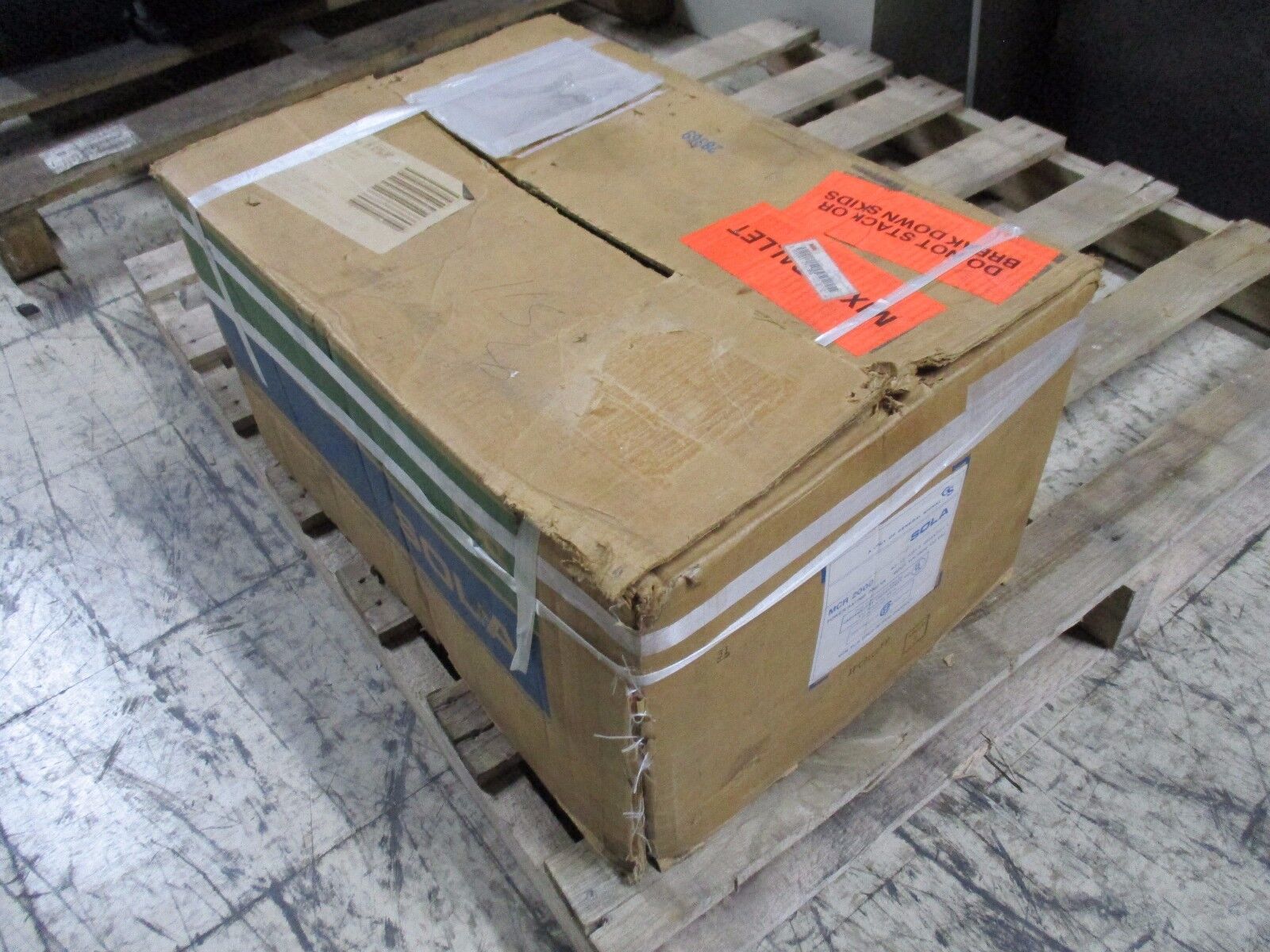 Sola MCR 2000 Power Conditioner 63-13-220-6 120VAC 2000VA New Surplus