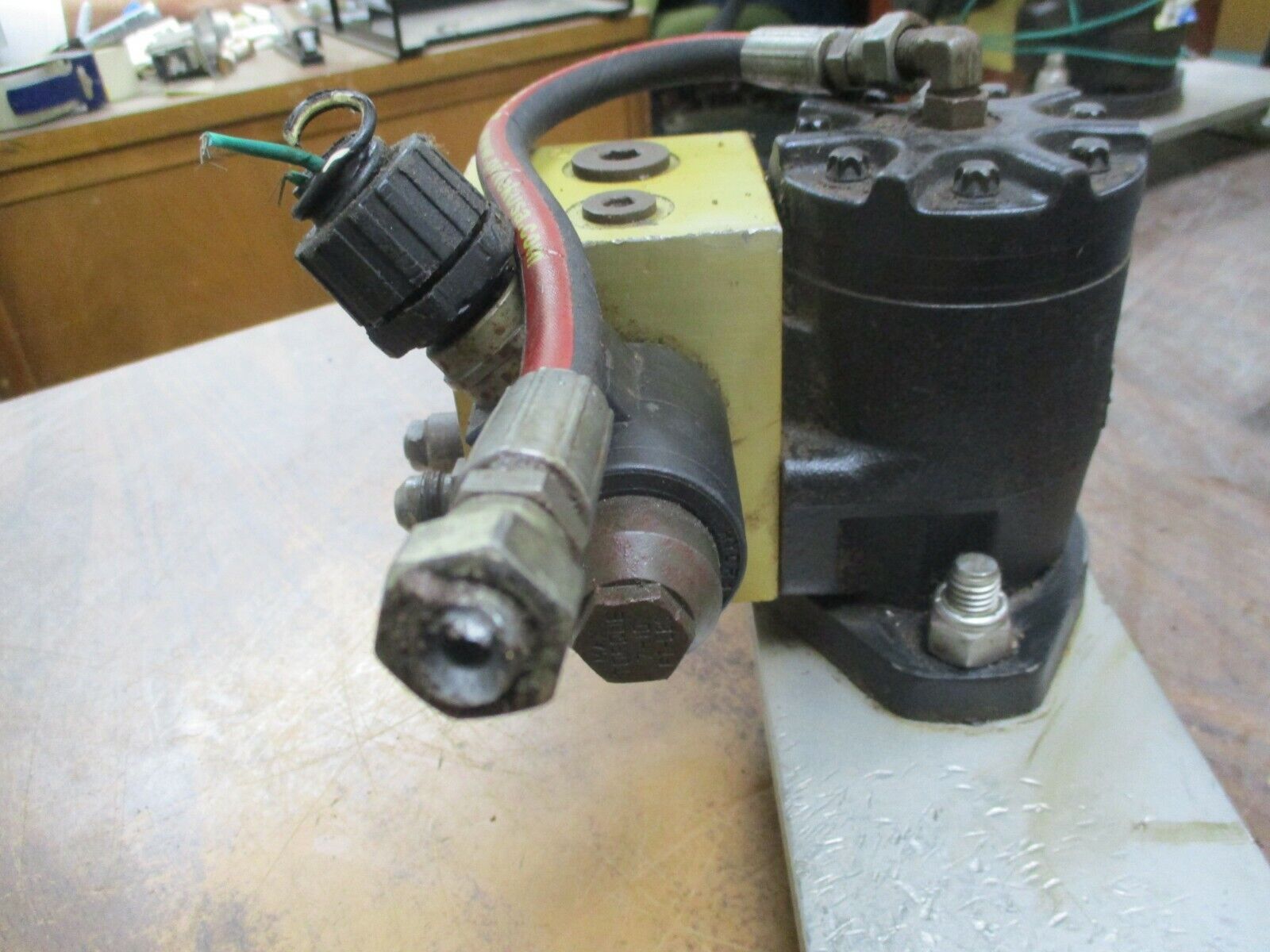 Eaton Char-Lynn Hydraulic Motor 158-400-001 Displacement:2.2 Cubic In Per Rev.