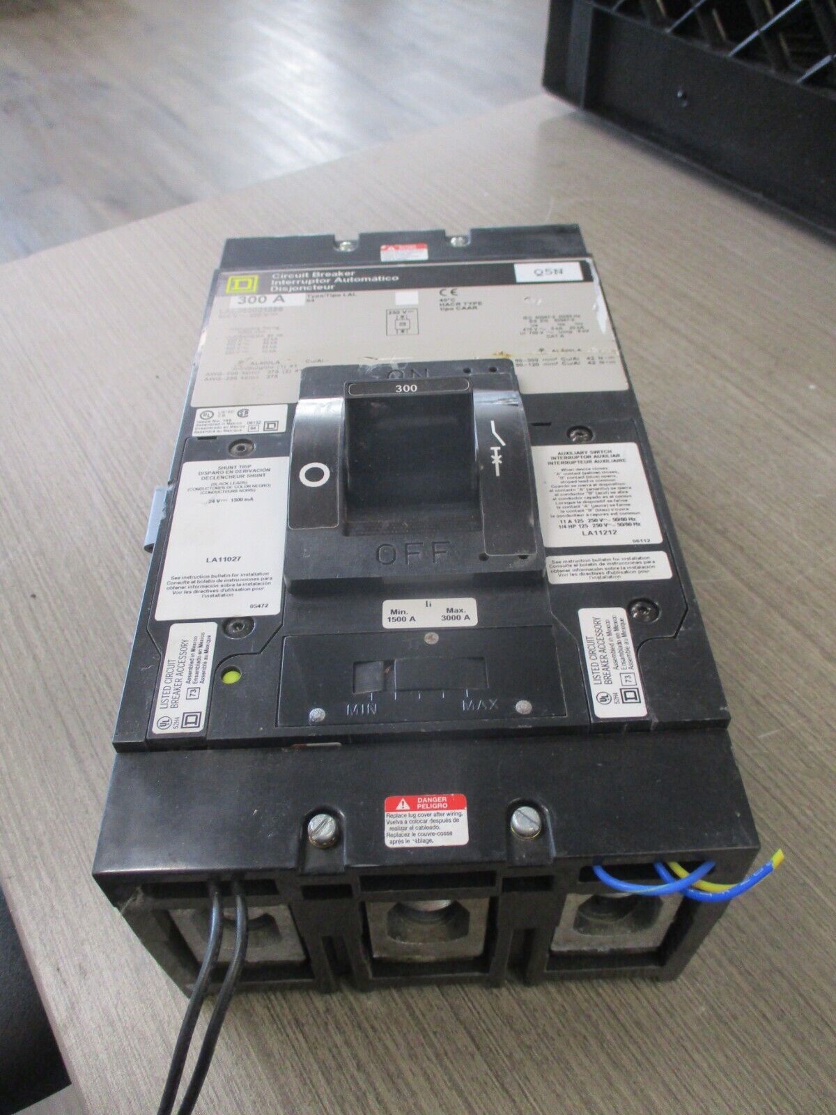 Square D Circuit Breaker LAL363001386 300A 600V 3P W/ Shunt Trip Used.