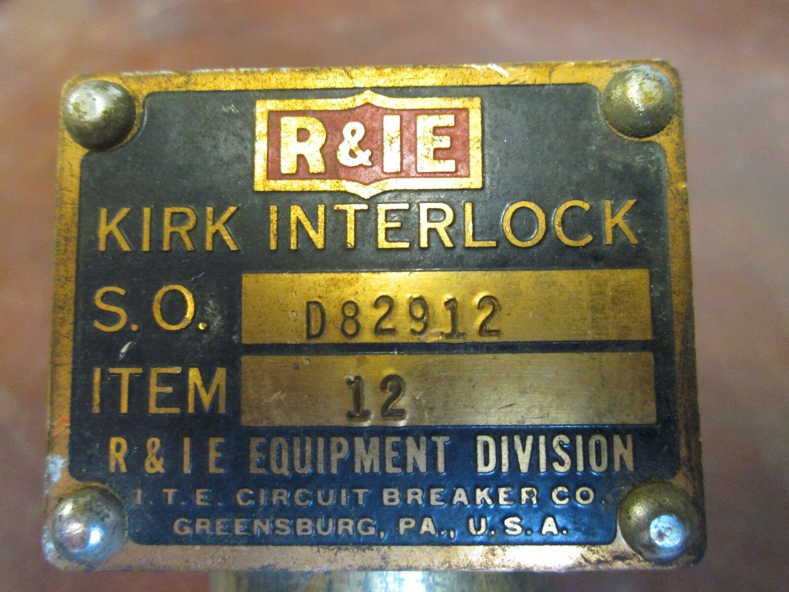 R & IE Kirk Interlock D82912 Lock #: RE1360 Stab Length: 7/16" to 1-1/8" Used