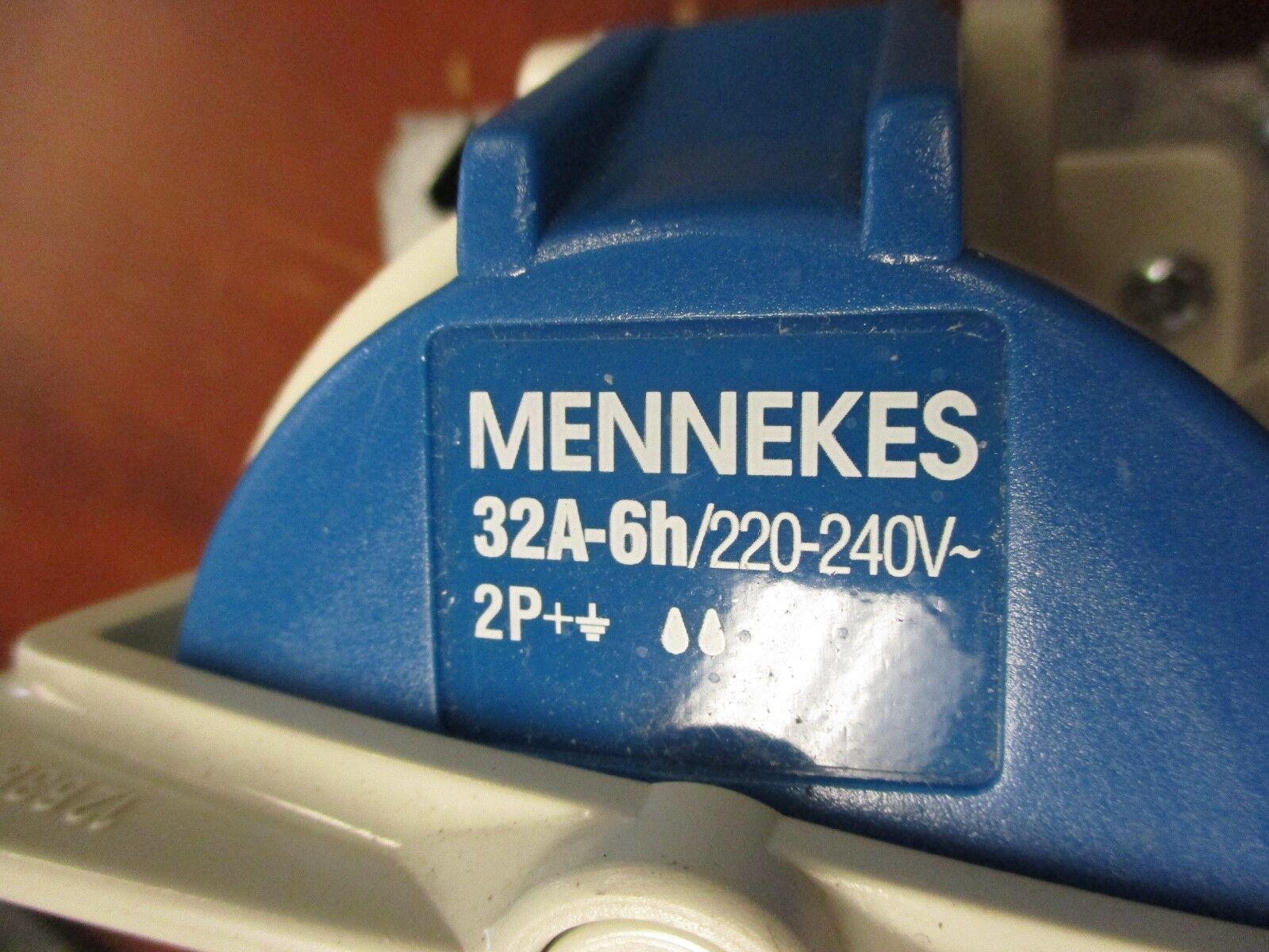 Mennekes Receptacle 32A-6h 32A 220-240V 2P Used