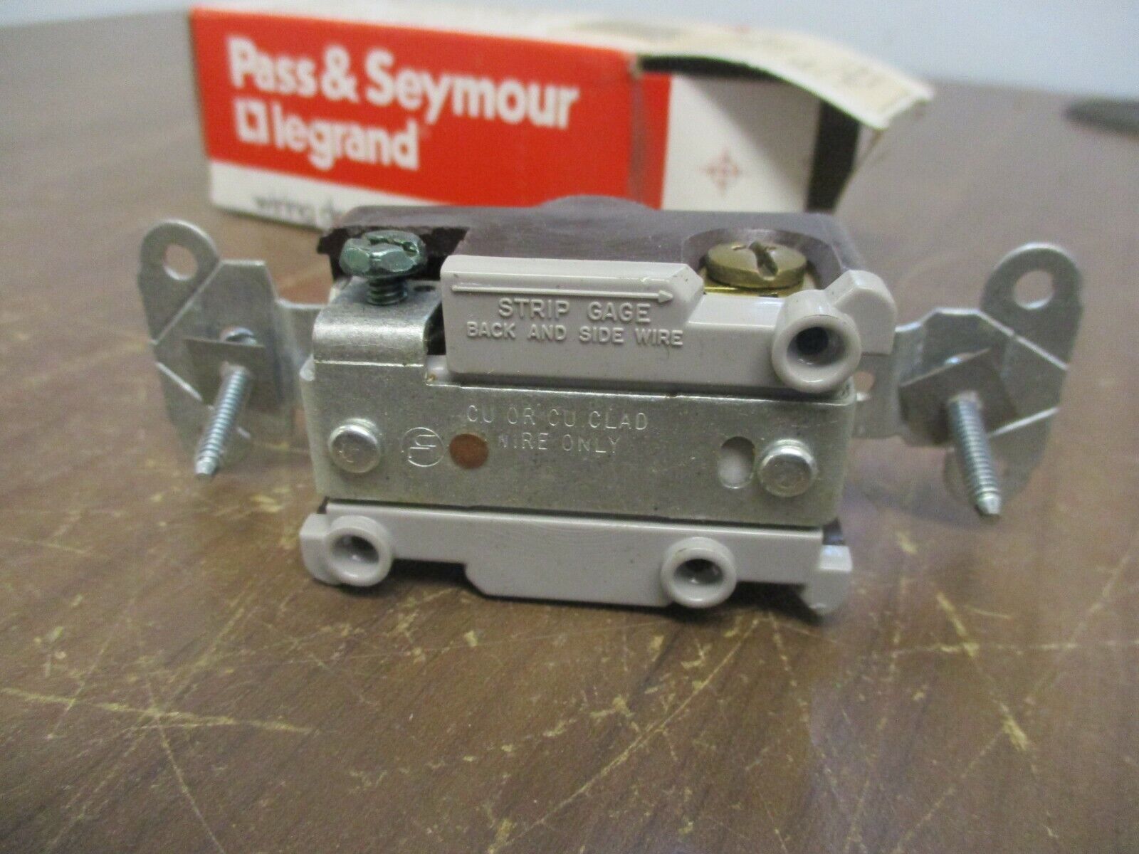 Pass &  Seymour Legrand Flush Receptacle 3820 20A 125/250V 3P 4W New Surplus