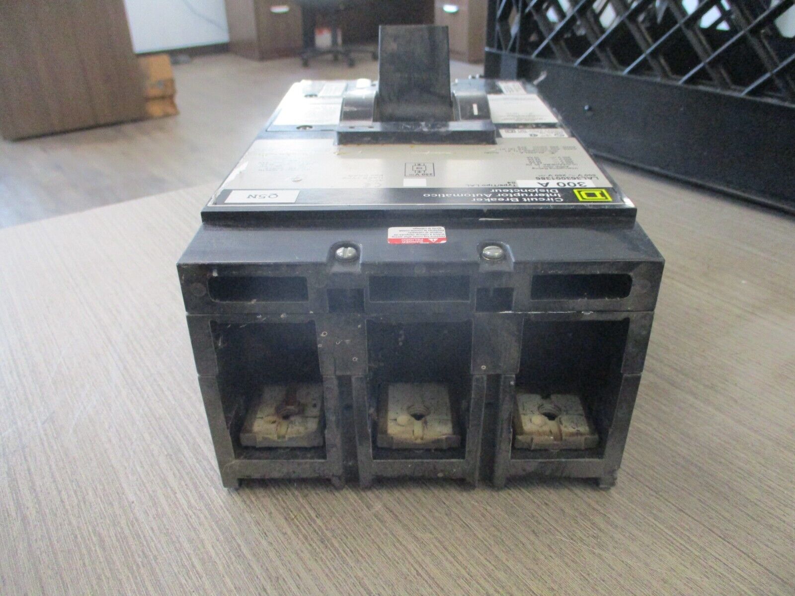 Square D Circuit Breaker LAL363001386 300A 600V 3P W/ Shunt Trip Used.