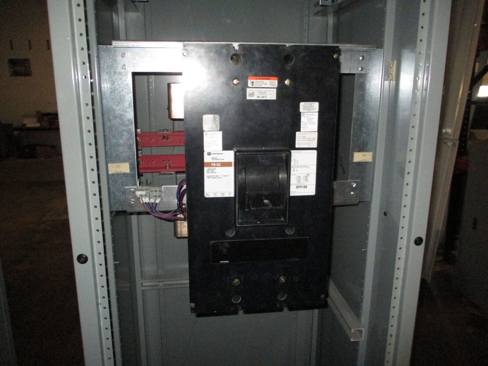 Cutler-Hammer Enclosed DC Circuit Breaker 1369D04G02 2000A 600VDC Used