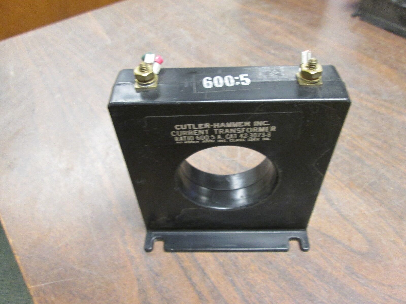 Cutler-Hammer Current Transformer 42-3073-8 Ratio 600:5A 10KV BIL 600V 50-400Hz