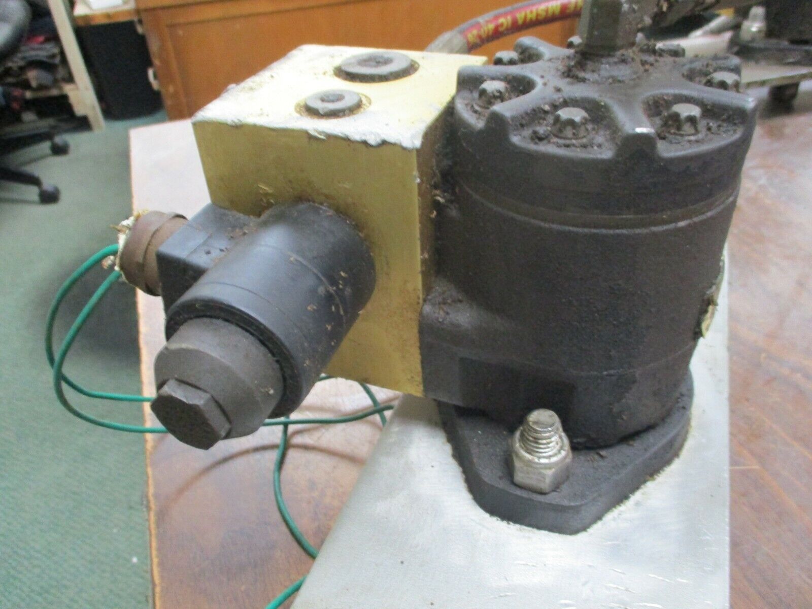 Eaton Char-Lynn Hydraulic Motor 158-400-001 Displacement: 2.2 Cubic In Per Rev.