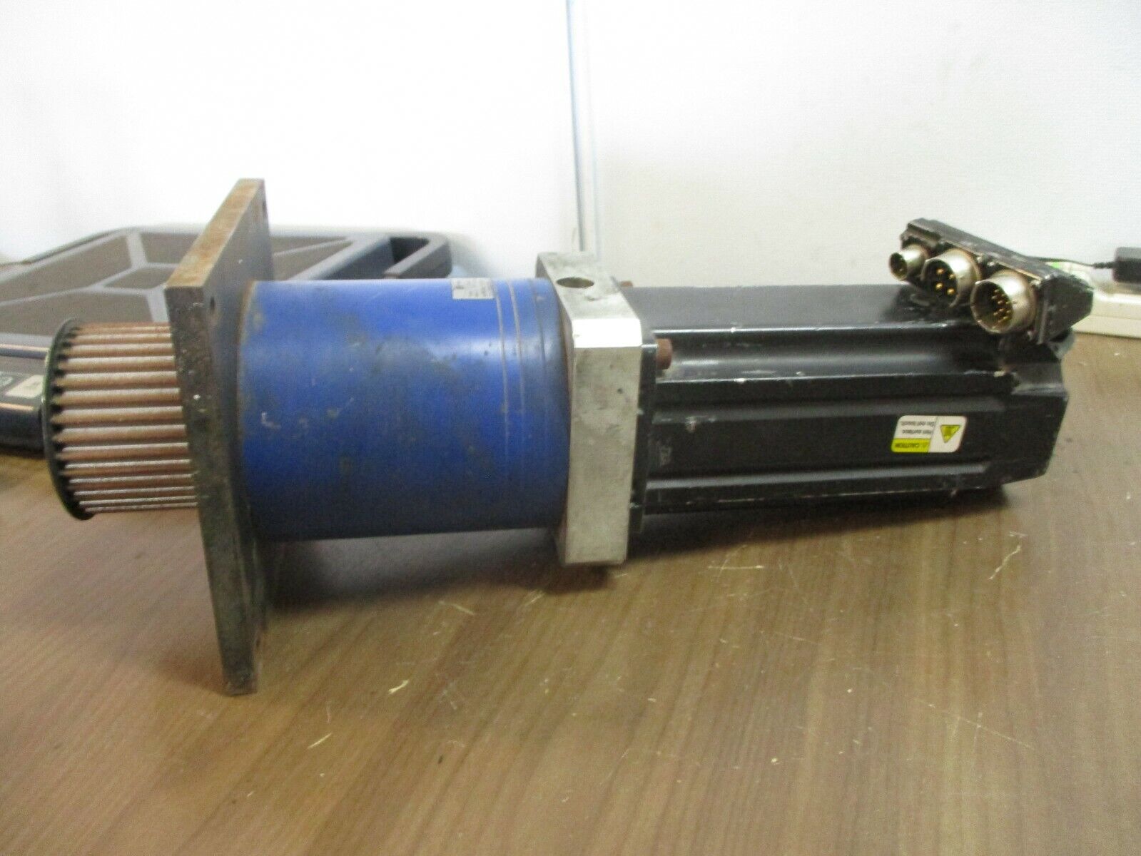 Allen-Bradley Kinetix AC Servo Motor w/ Reducer MPL-B430P-MJ24AA 3HP 3Ph 460V