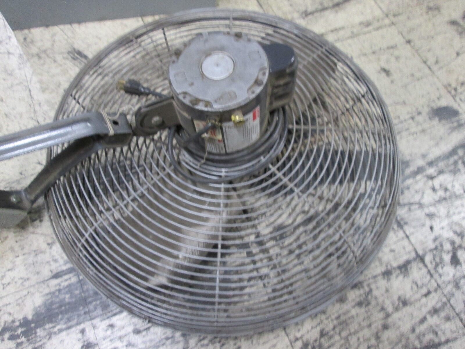 Dayton Exhaust Fan 3C218F 24" Fan 115V 1PH w/ mount LR63596 motor Used