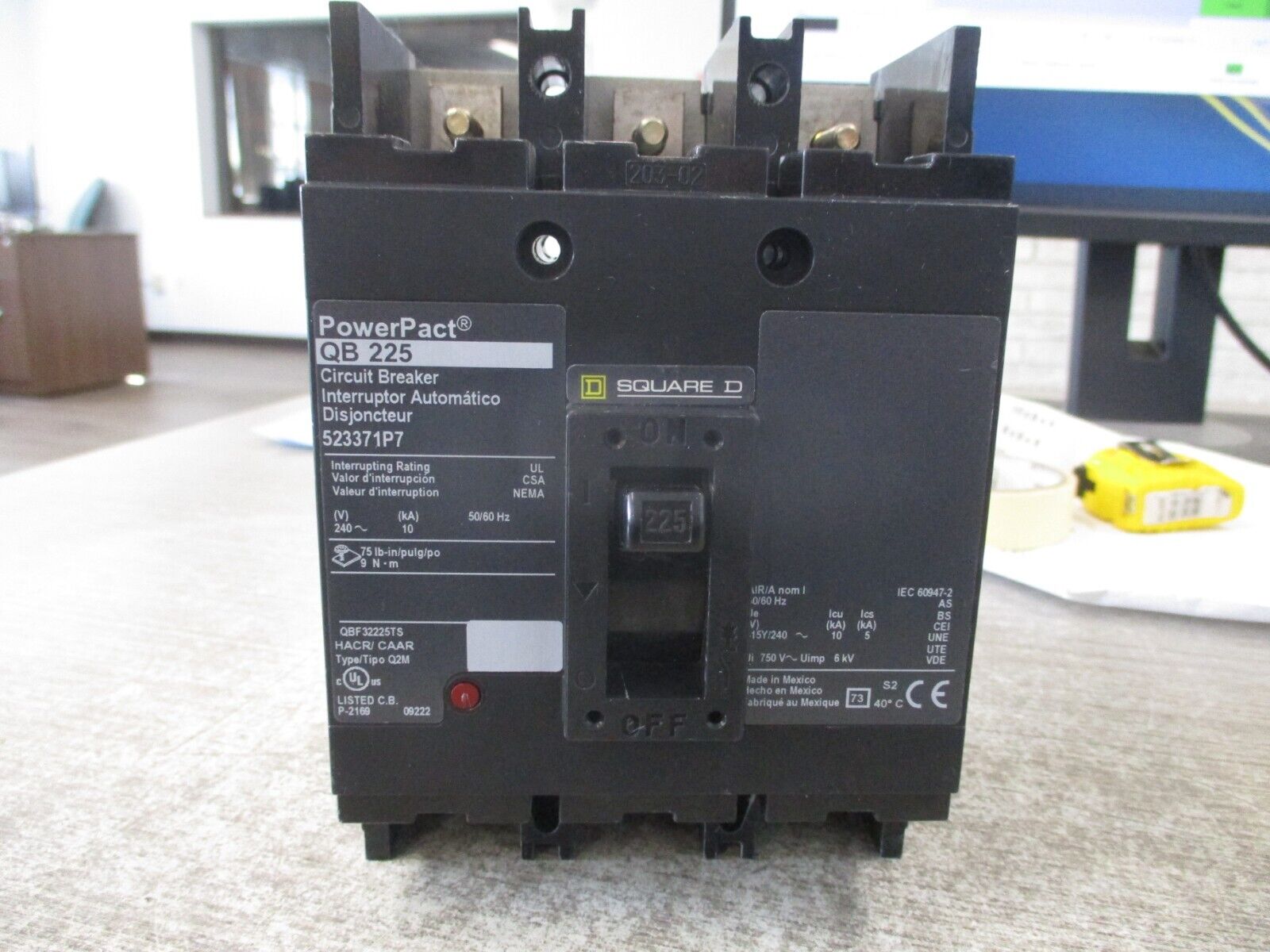 Square D PowerPact QB 225 Circuit Breaker 523371P7 225A  240V 3P Used