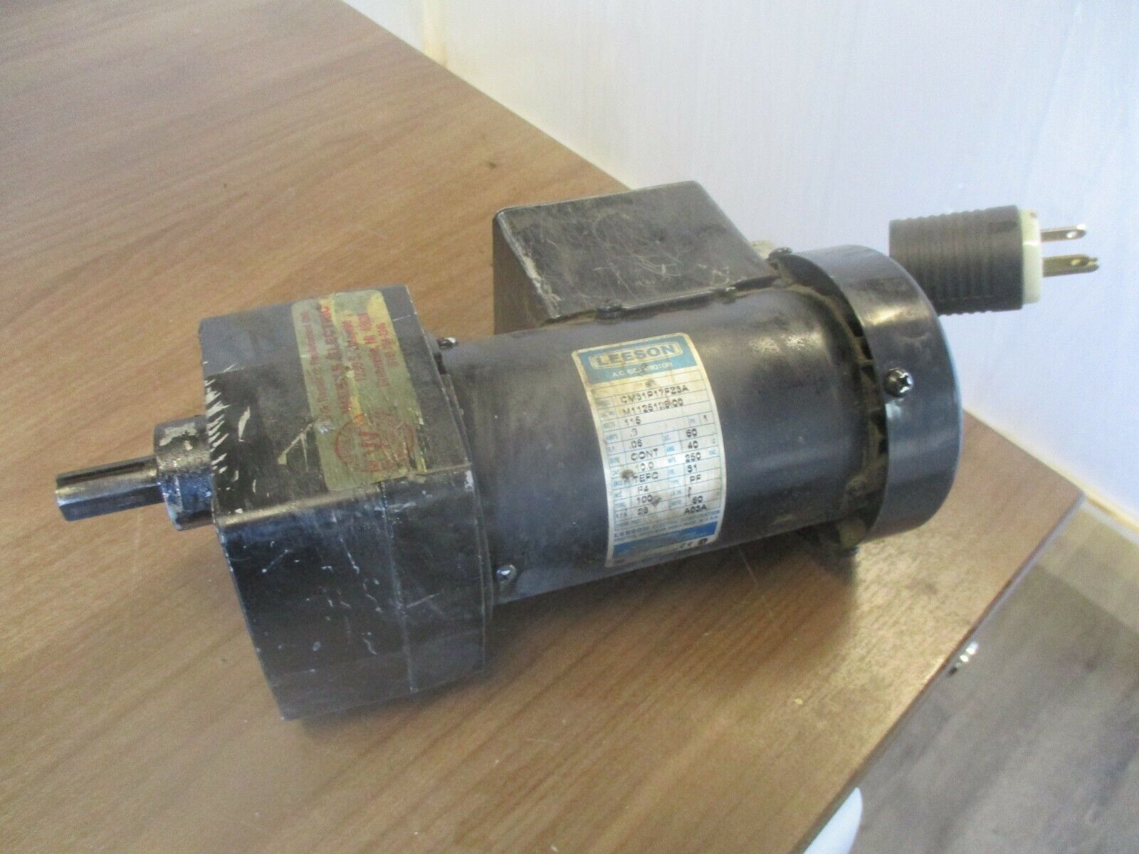 Leeson CM31P17FZ3A AC Gearmotor M1125129.00 0.06HP 115V 0.9A 60HZ 1Ph Used