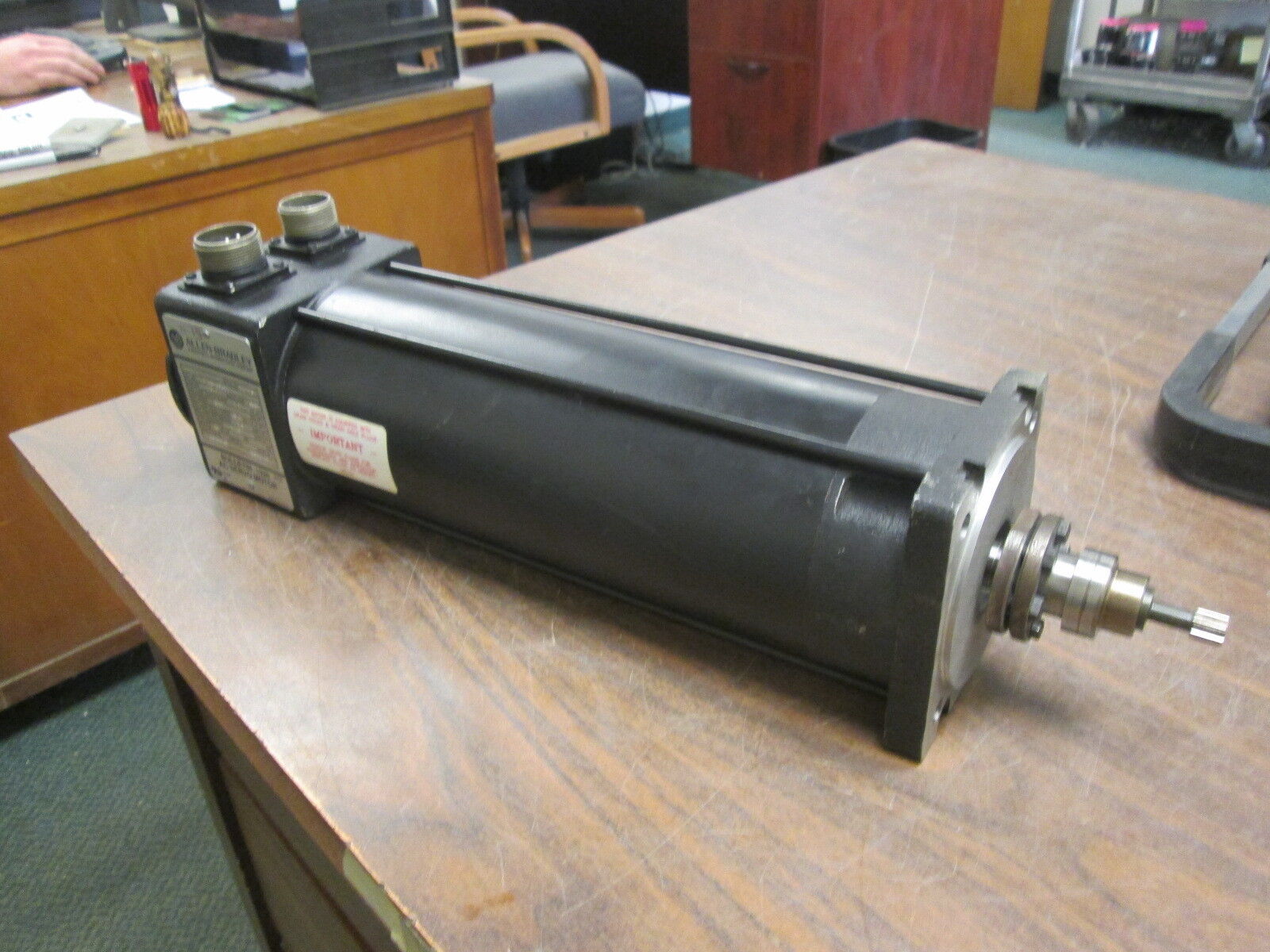 Allen-Bradley AC Servo Motor 1326AB-A3E-21 1.2KV 3000RPM 7.8A Used