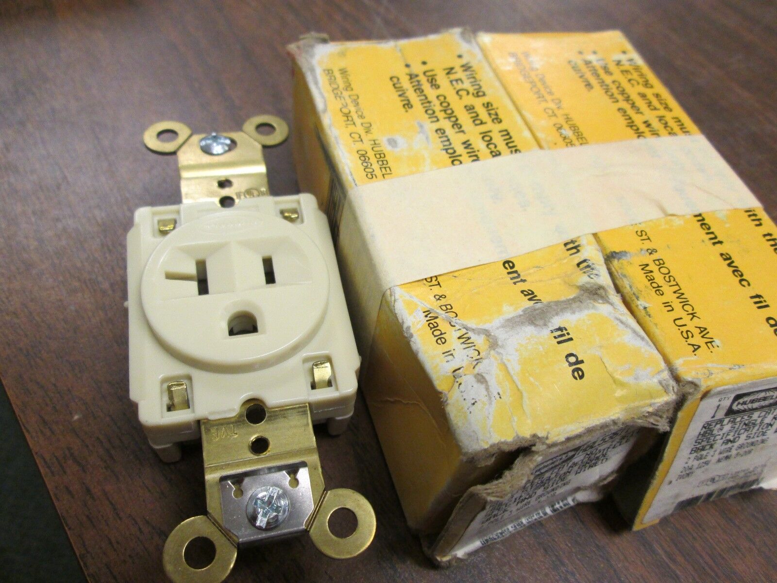 Hubbell Receptacle HBL5361i 20A 125V 2P 3W *Lot of 2* New Surplus