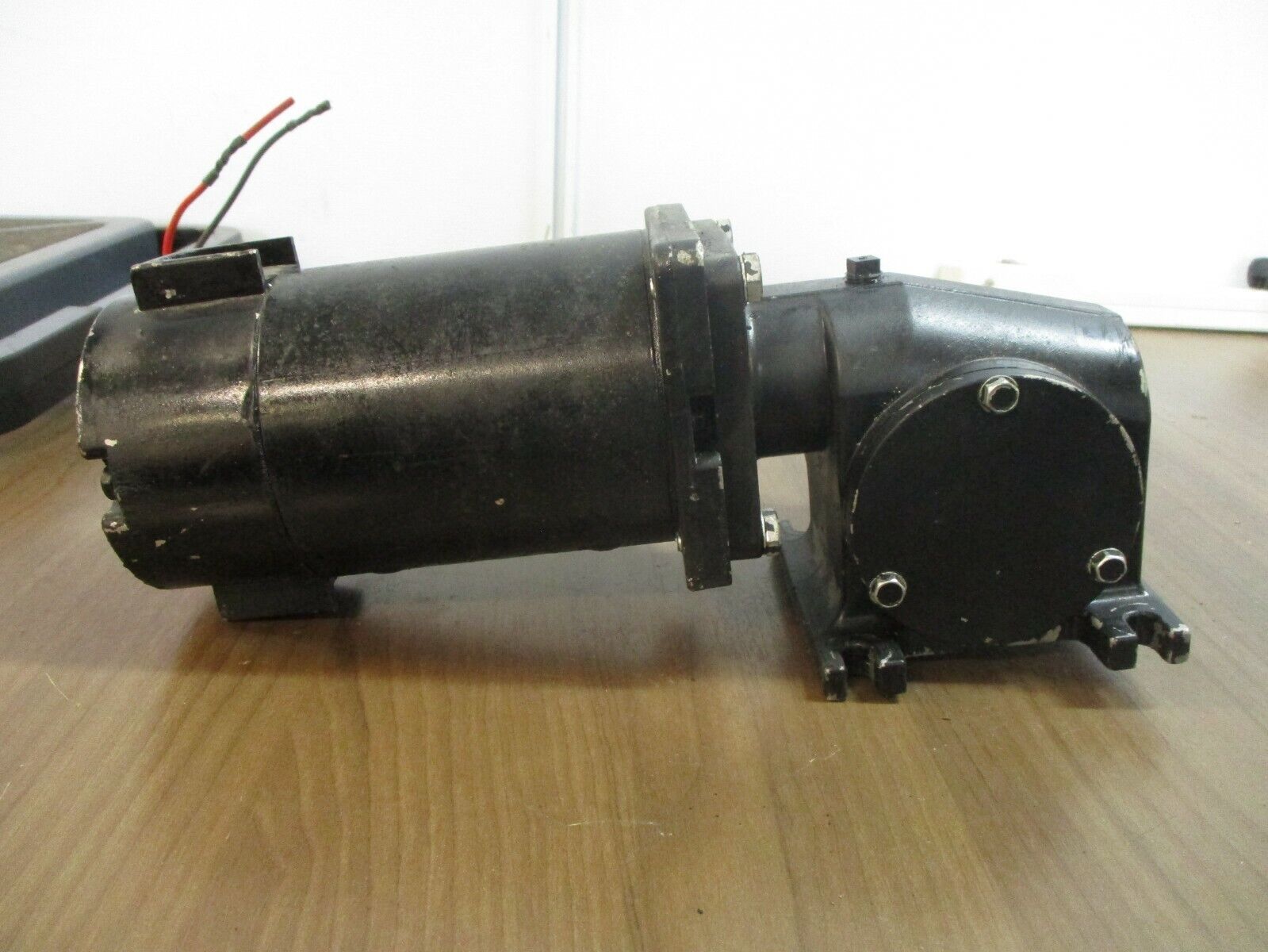 Leeson DC Gearmotor M1135041.00 Model #: CM34D25NZ9C 1/8HP Ratio. 3:1 90V 1.4A