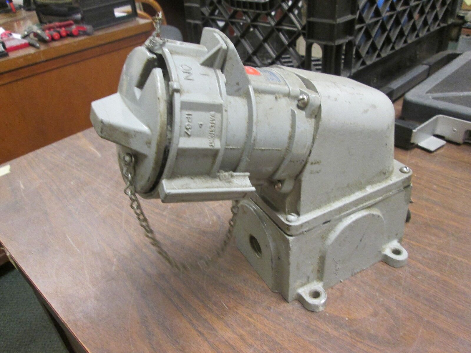 Meltric Receptacle w/ Base DSM00A 20HP 480V/600V 3Ph Approx. 27A Used