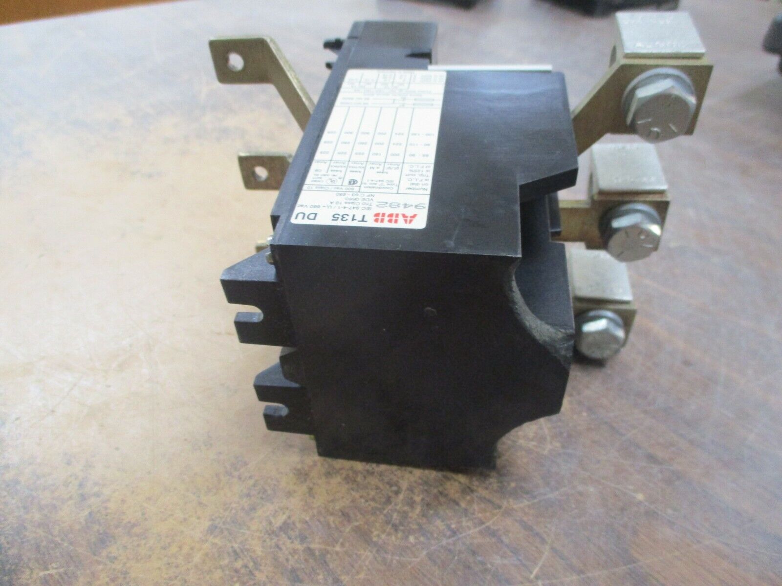 ABB Solid State Overload T135 DU Trip: 100-135A 600V *Broken Mounting Feet* Used