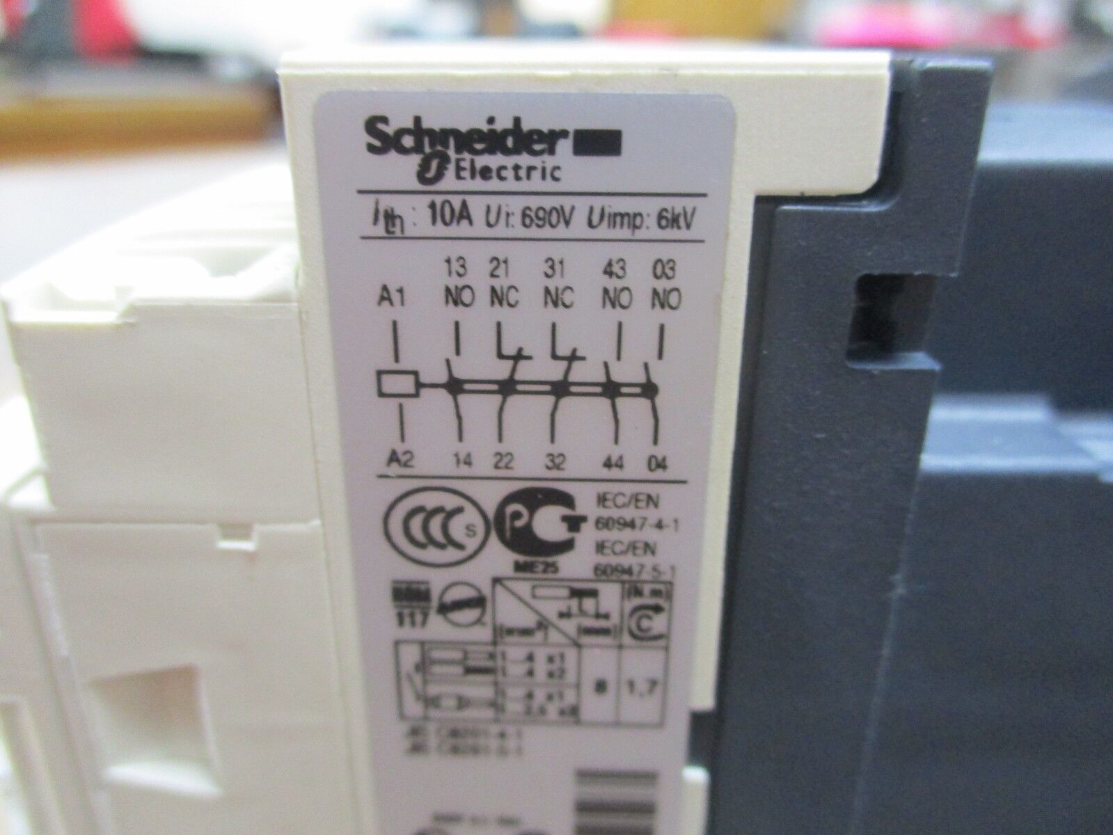 Schneider Electric Contactor CAD32 120V Coil 10A 600V Used