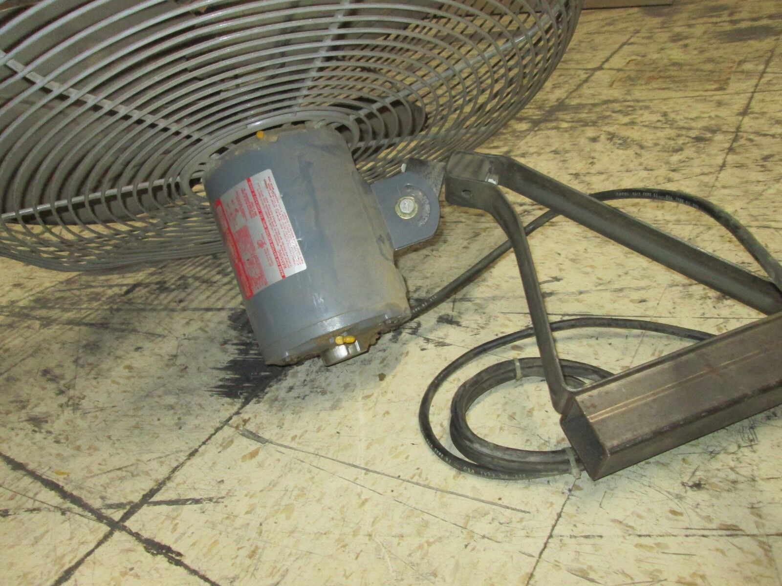 Dayton Exhaust Fan 24" fan w/ mount Motor: 6K403C 1/4HP 1Ph 115V 4.5A Used