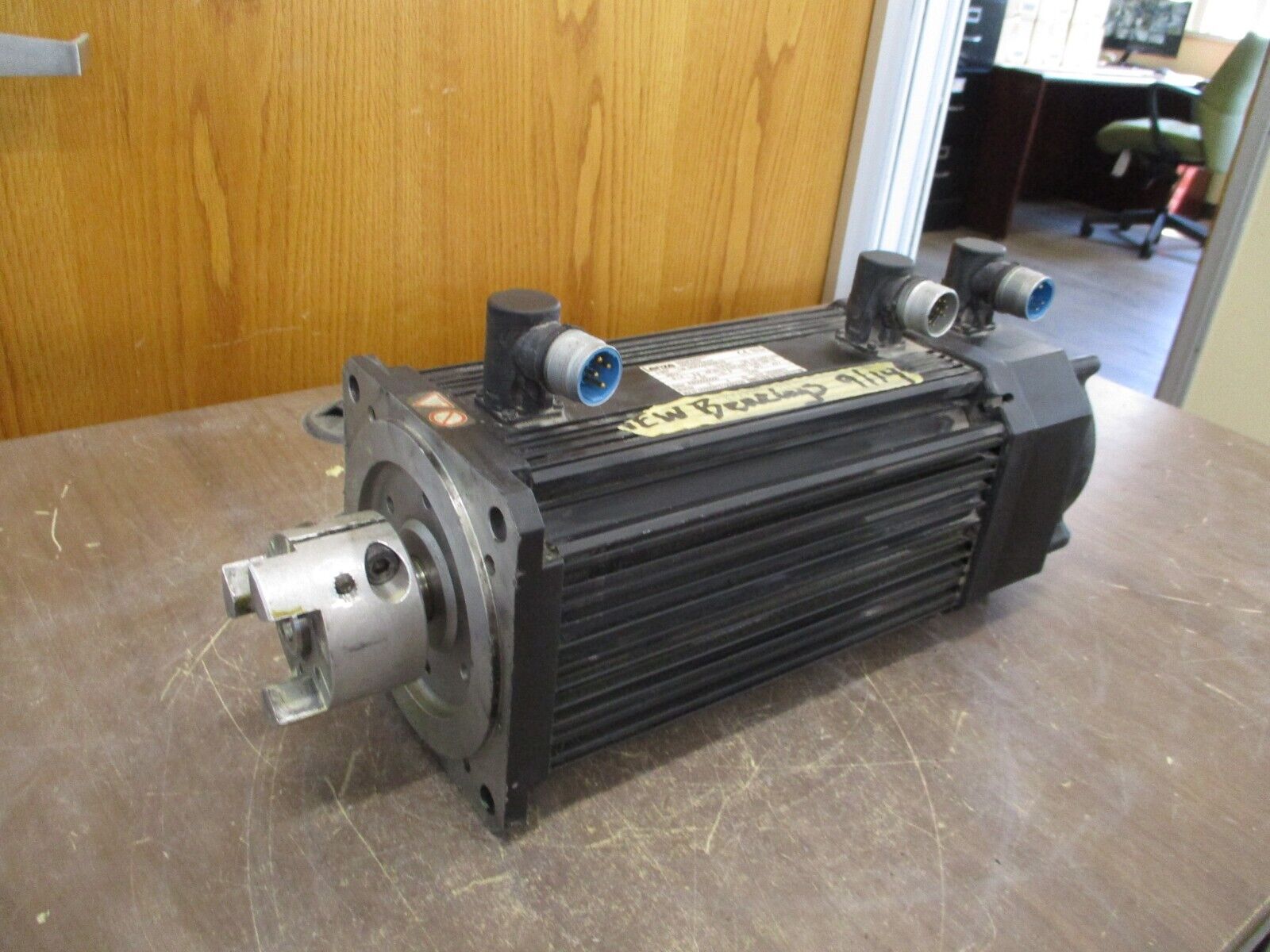 Lenze AC Servo Motor MDFKARS080-22 3.9KW 390V 9.1A 120Hz 3455RPM Used