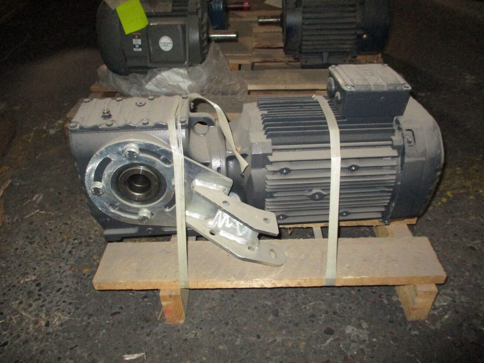 SEW-EURODRIVE Gearmotor SA67 DRE132S4/TH 5HP 11.60/6.70A 254-277/440-480V 60Hz