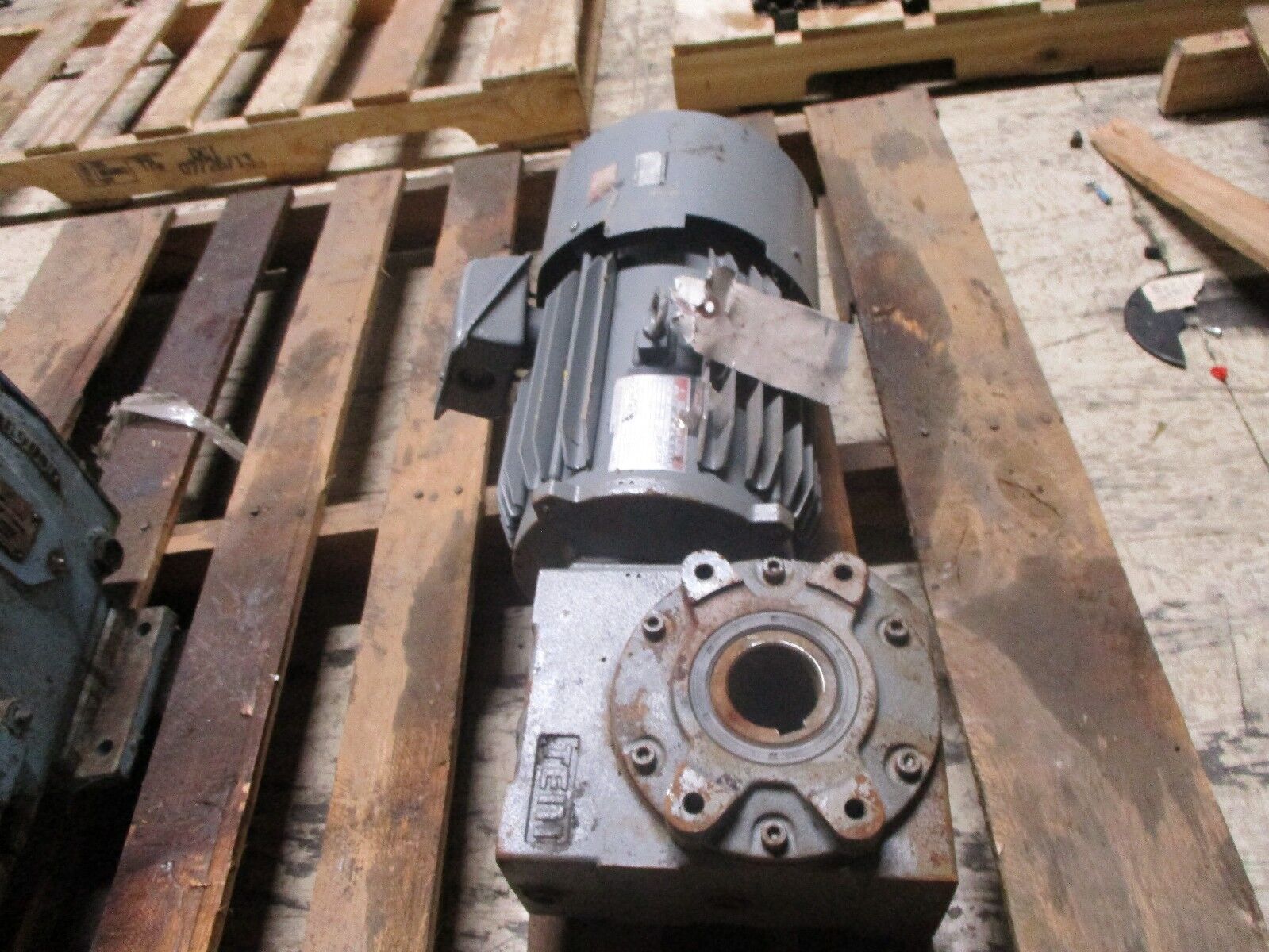 Super Line Gear Motor SF-JRVB Frame: 112M 60Hz 200V 14.6A 3.7kW Used