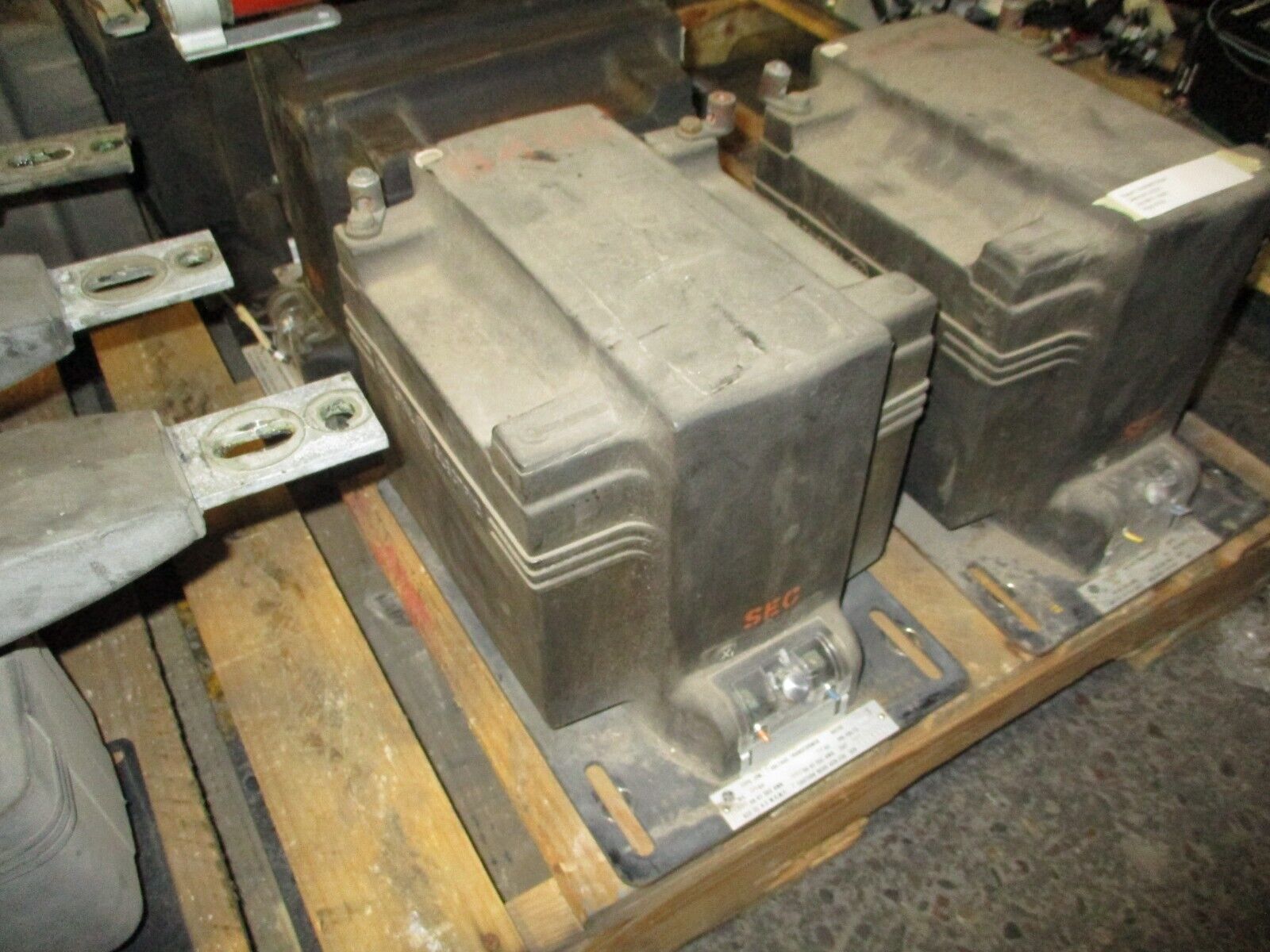 GE Type JVM-5 Voltage Transformer 685X19 Pri: 8400V Ratio 70:01 1500VA 110kV BIL