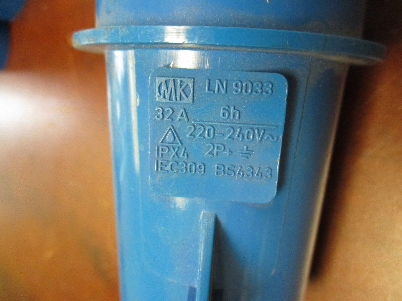 MK Plug LN 9033 32A 220-240V 2P Used