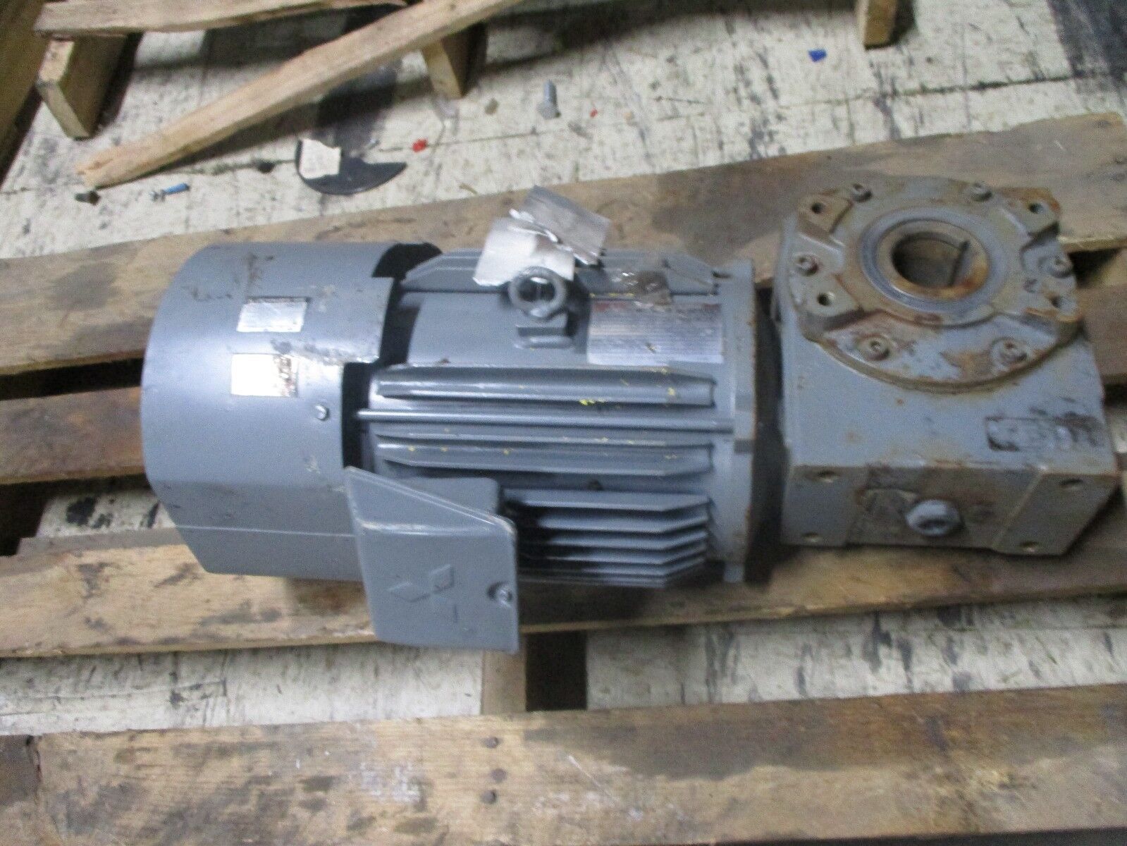 Super Line Gear Motor SF-JRVB Frame: 112M 60Hz 200V 14.6A 3.7kW Used