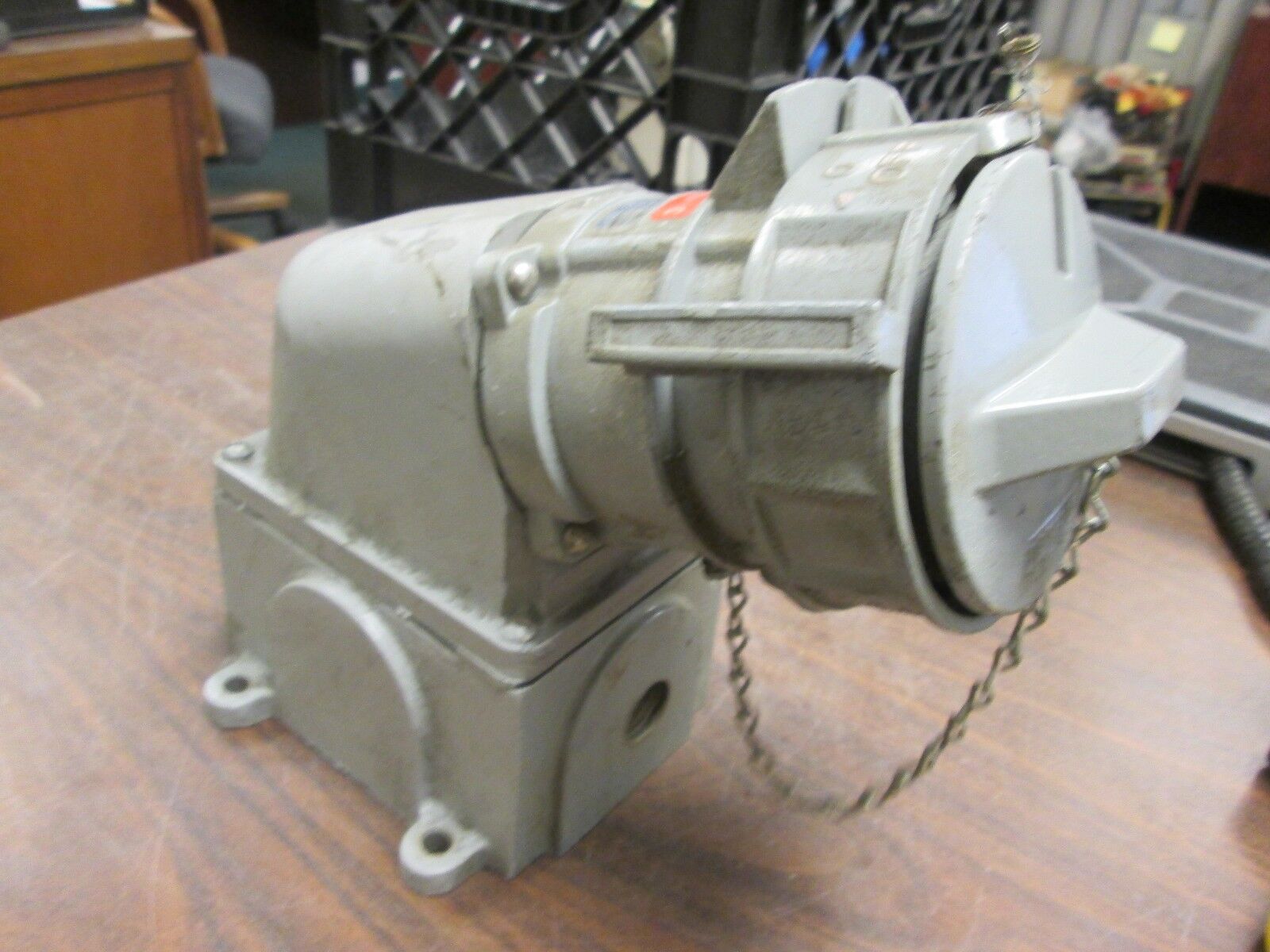 Meltric Receptacle w/ Base DSM00A 20HP 480V/600V 3Ph Approx. 27A Used