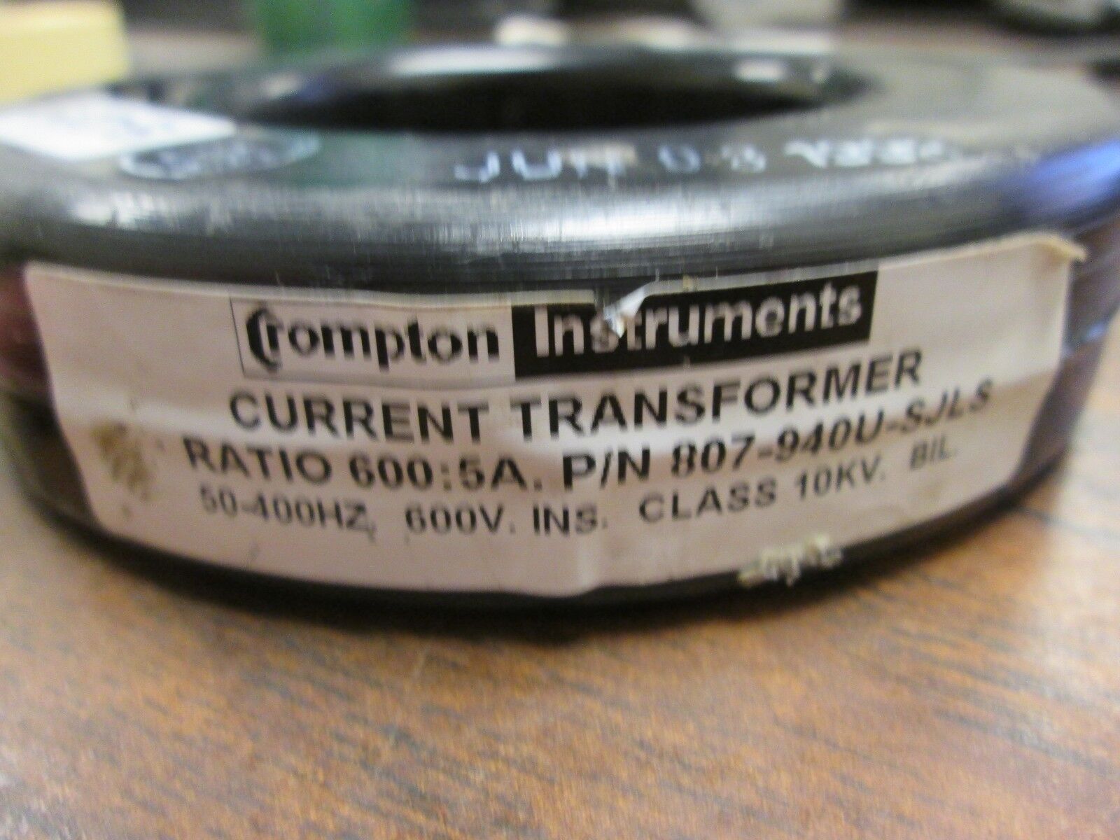 Crompton Current Transformer 807-940U-SJLS Ratio 600: 5A 10KV BIL. 600V Used