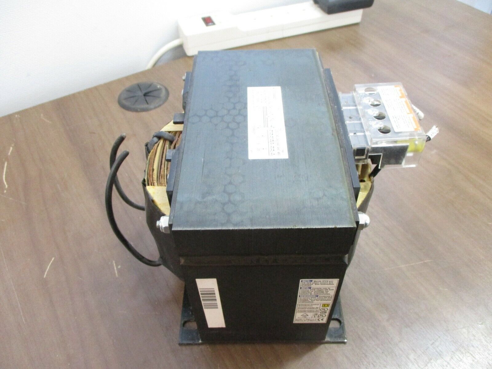 Square D	Transformer 9070T2000D1 2KVA Pri: 240/480V Sec: 120V 50/60Hz, Used