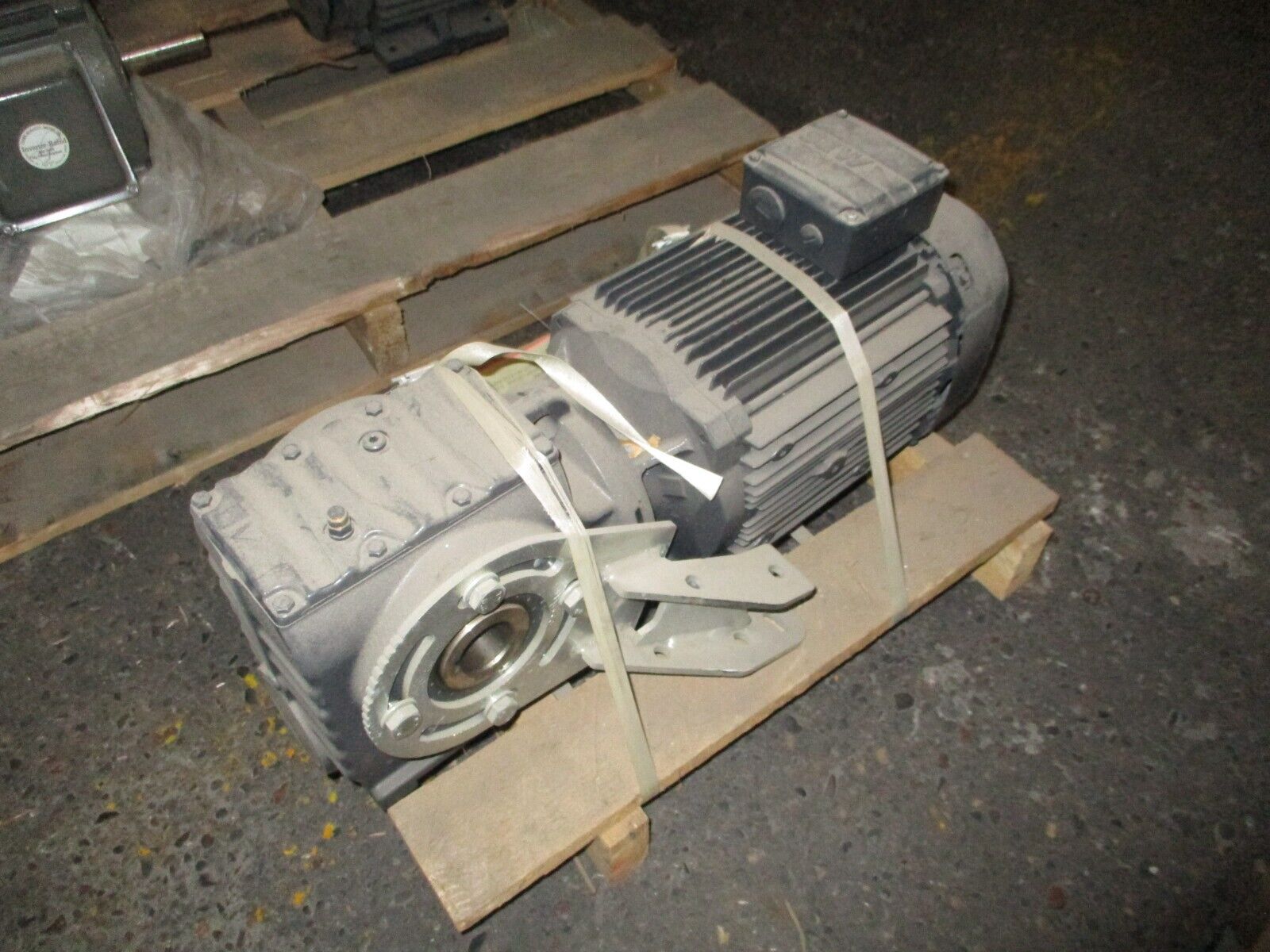 SEW-EURODRIVE Gearmotor SA67 DRE132S4/TH 5HP 11.60/6.70A 254-277/440-480V 60Hz