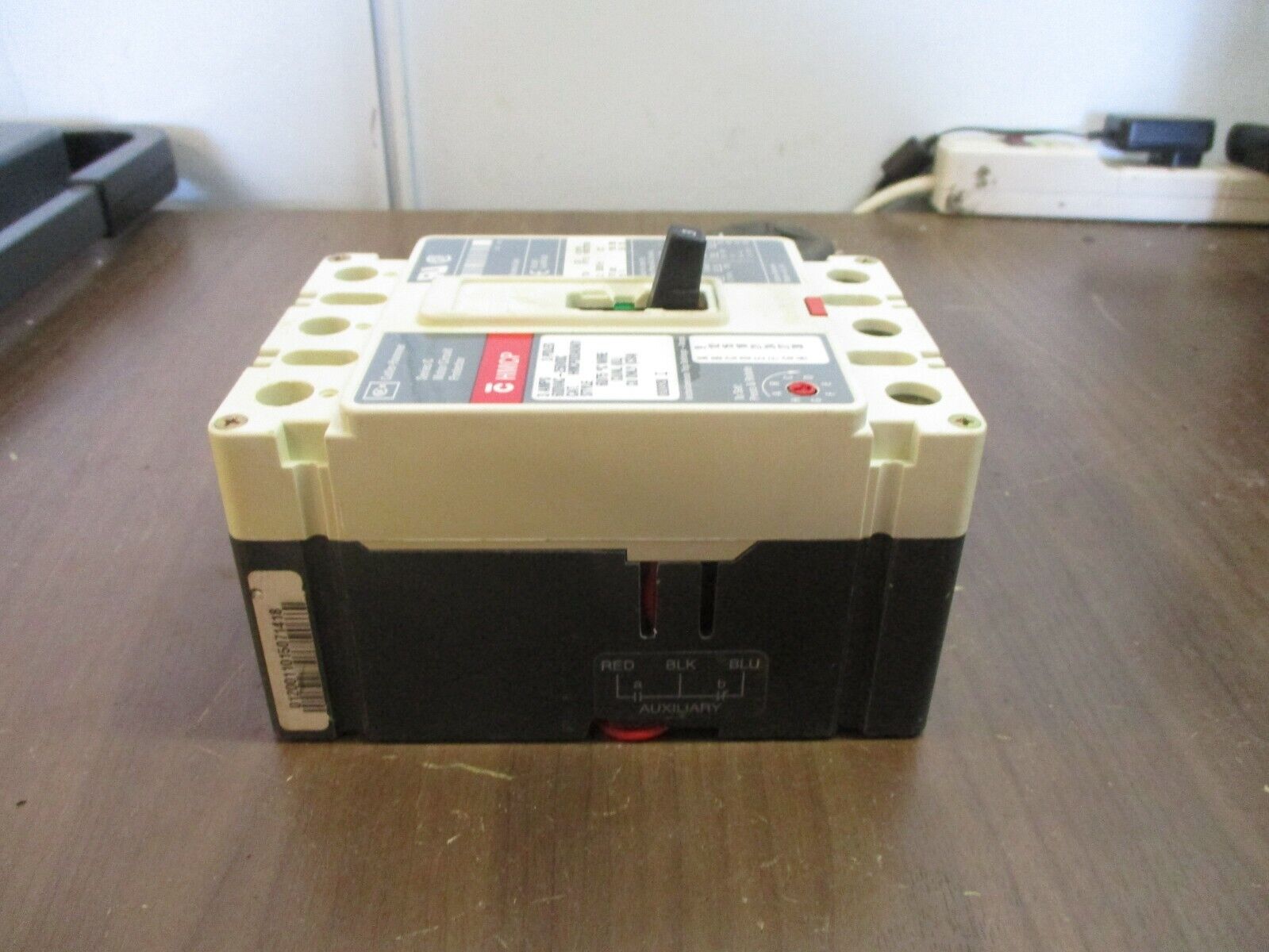 Cutler-Hammer Circuit Breaker w/ Aux HMCP003A0A01 3A 600V 3P Used