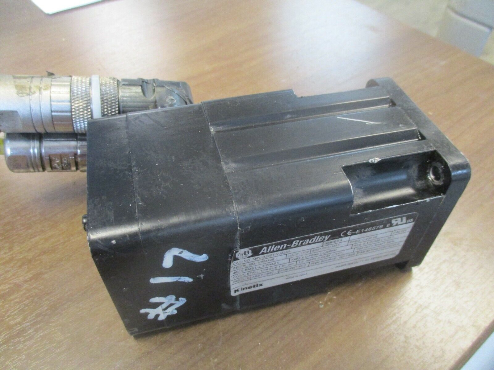 Allen-Bradley Kinetix AC Servo Motor MPL-B220T-VJ42AA Ser. A 0.62KW Used