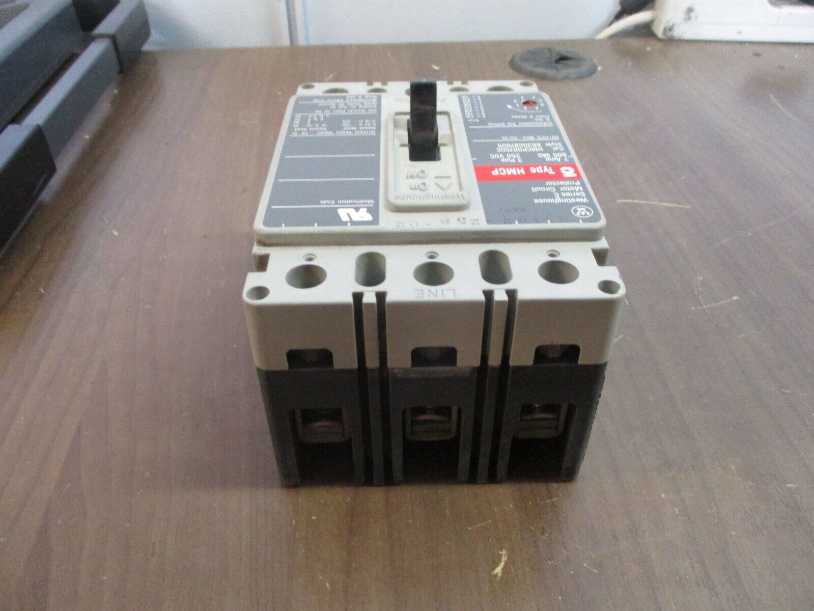 Cutler-Hammer Circuit Breaker w/ Aux HMCP007C0C 7A 600V 3P Used